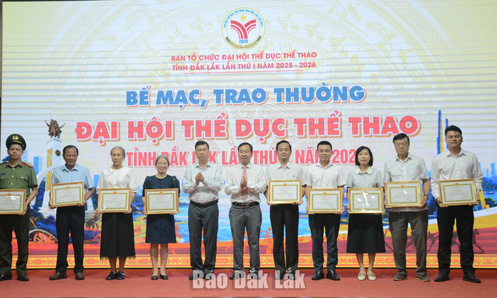 Các cá nhân nhận Giáy khen của Sở VHTT&DL.