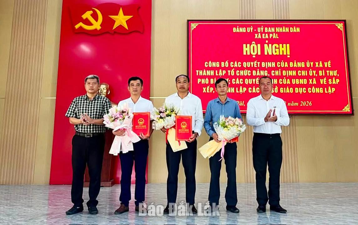 Lãnh đạo Đảng ủy, UBND xã Ea Pawl trao quyết định cho hiệu trưởng và phó hiệu trưởng trường TH -THCS Phan Chu trinh.

