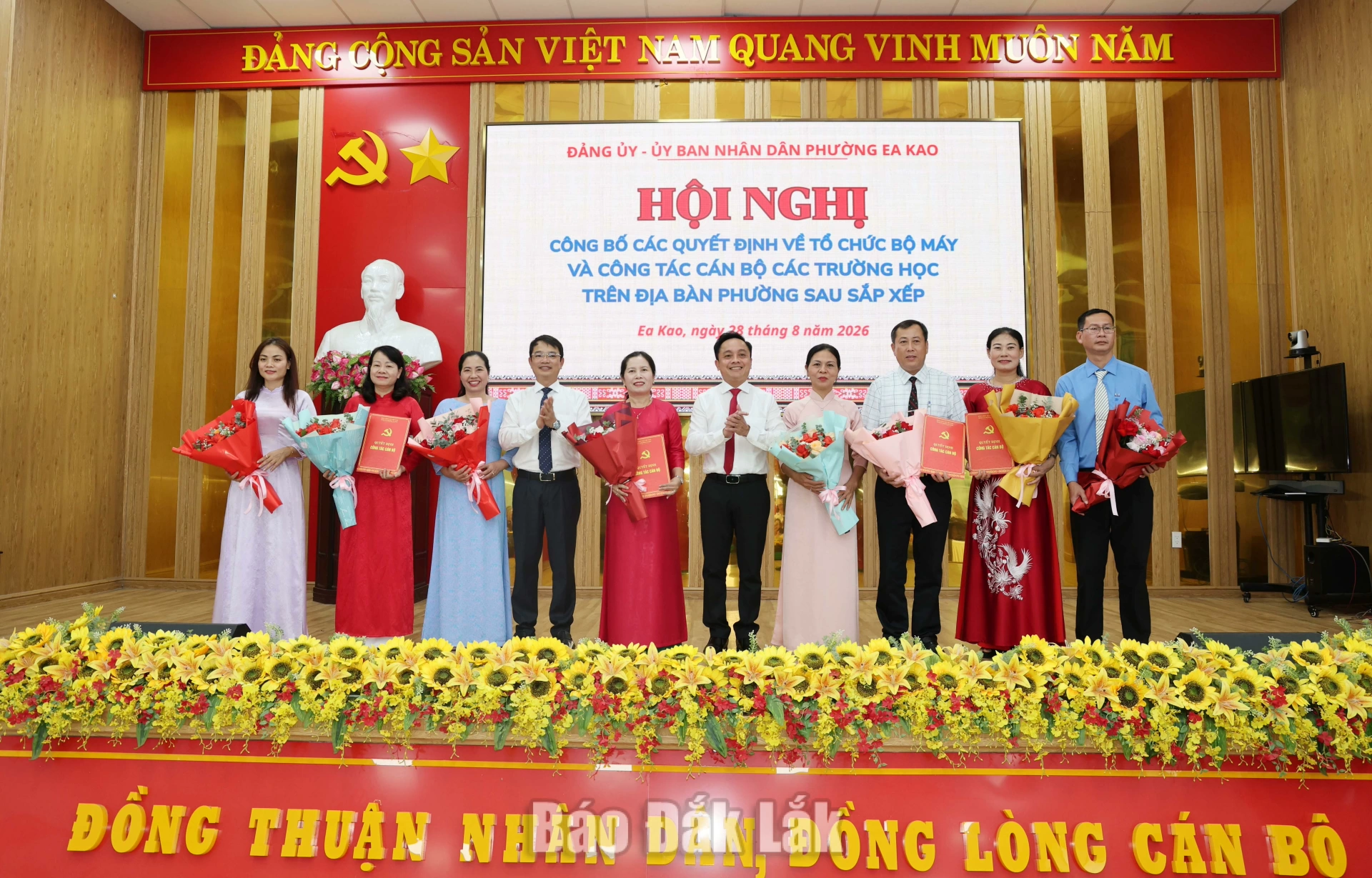 Lãnh đạo phường Ea Kao trao quyết định cho cấp ủy, bí thư, phó bí thư các chi bộ trường học mới thành lập. 