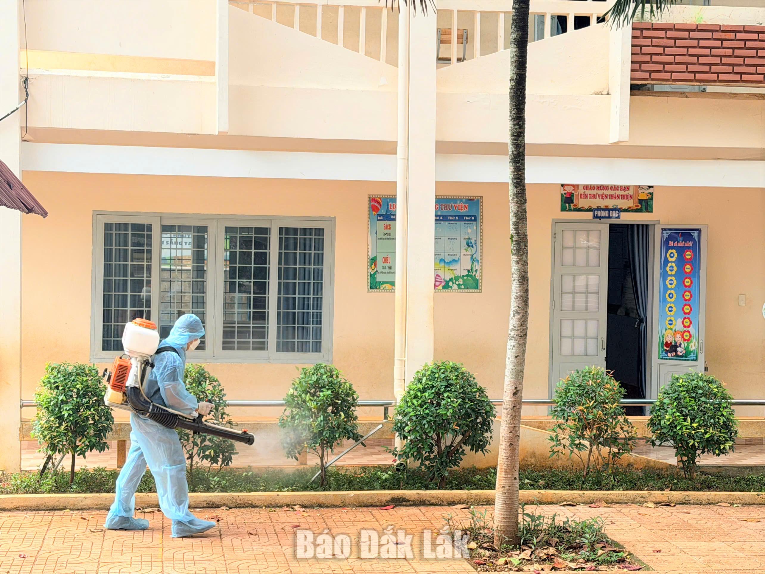Trường Tiểu học Nguyễn Đức Cảnh tổ chức phun hóa chất diệt muỗi, chủ động phòng, chống sốt xuất huyết, bảo đảm môi trường học đường an toàn trong năm học mới.