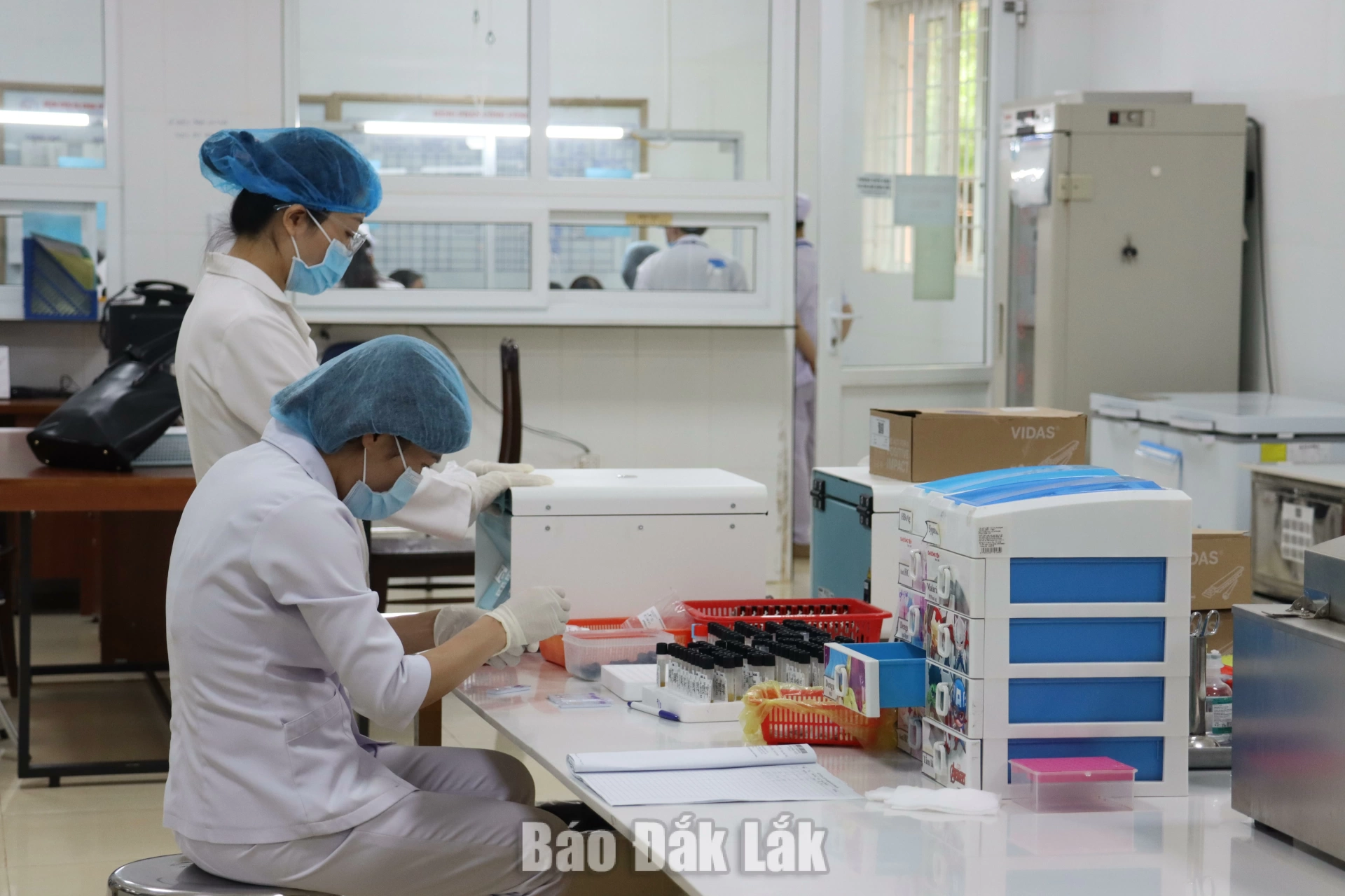 Hệ thống xét nghiệm được duy trì vận hành liên tục, bảo đảm đáp ứng kịp thời yêu cầu cấp cứu và điều trị trong kỳ nghỉ lễ.