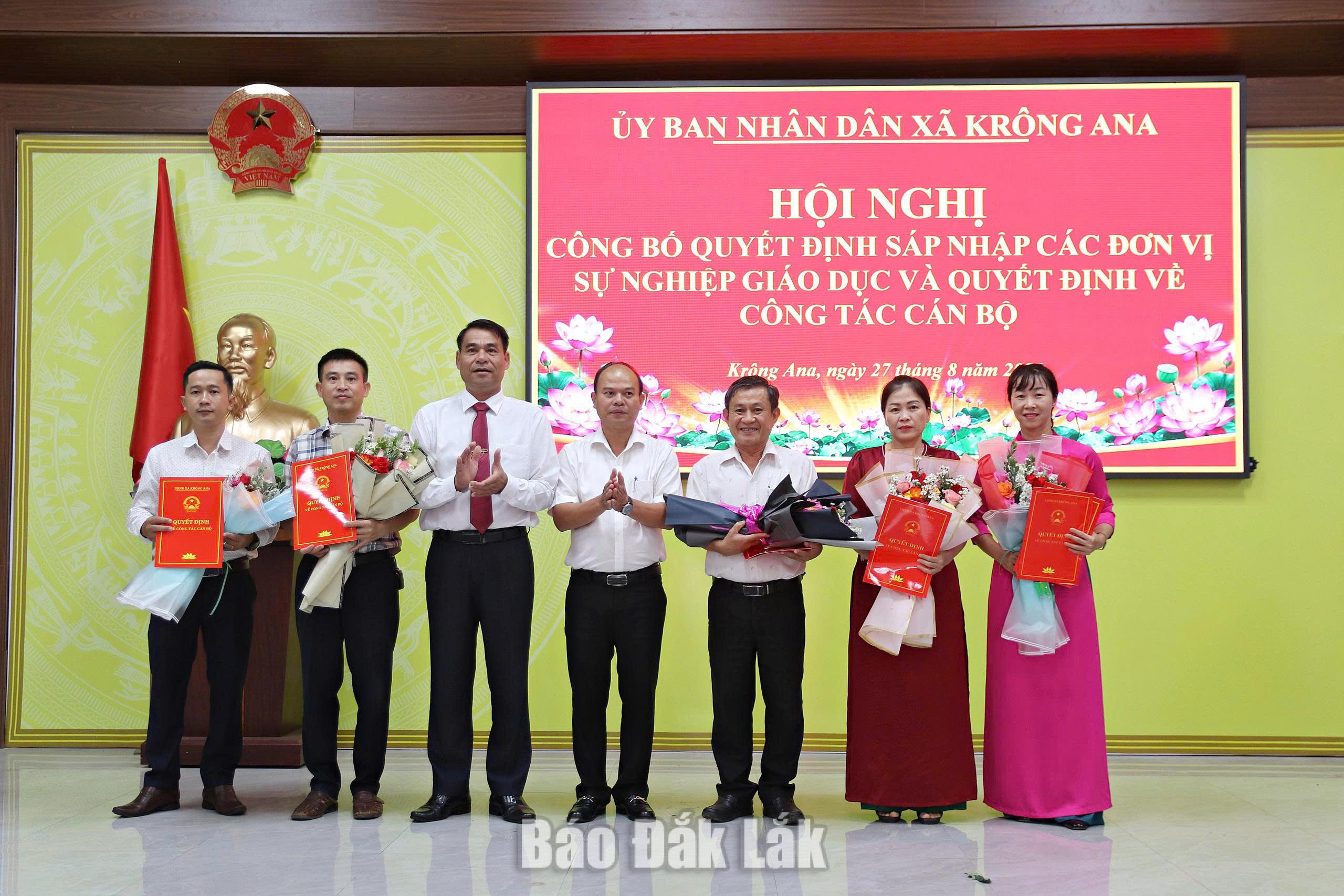 Lãnh đạo xã Krông Ana trao quyết định bổ nhiệm cho các cán bộ quản lý giáo dục.