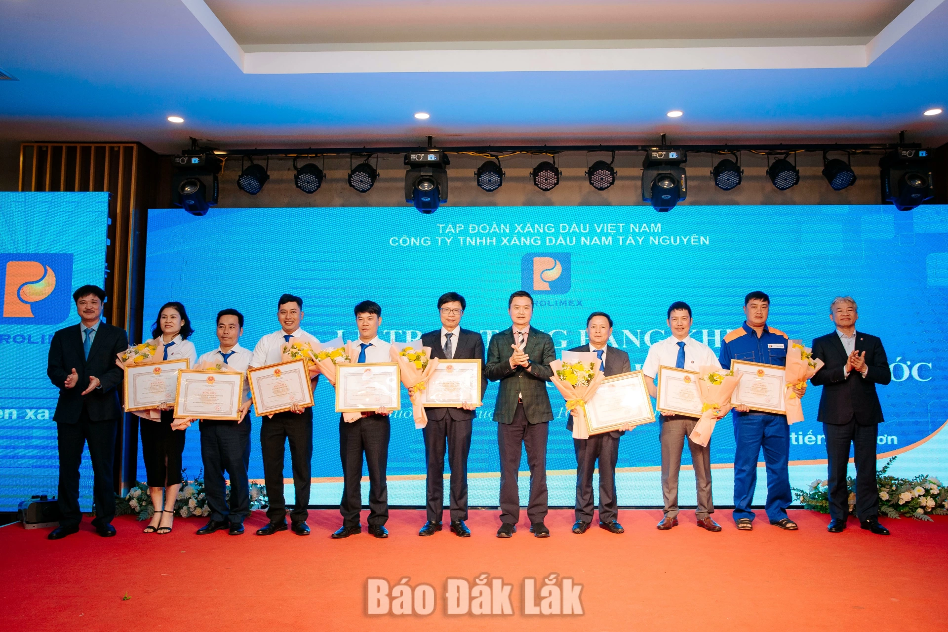 Ông Phạm Văn Thanh, Chủ tịch HĐQT Tập đoàn Xăng dầu Việt Nam (thứ 5, từ phải sang) trao thưởng cho tập thể, cá nhân có thành tích xuất sắc tại Hội nghị Tổng kết công tác sản xuất kinh doanh năm 2023. 