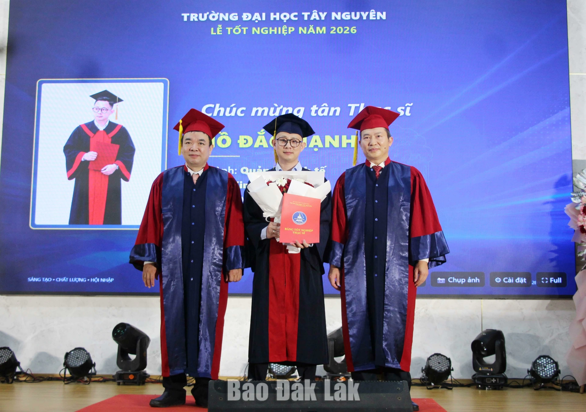 Trường Đại học Tây Nguyên trao bằng tốt nghiệp cho 311 học viên, sinh viên Khoa Y Dược 3 Lãnh đạo Trường Đại học Tây Nguyên trao bằng thạc sĩ cho học viên.