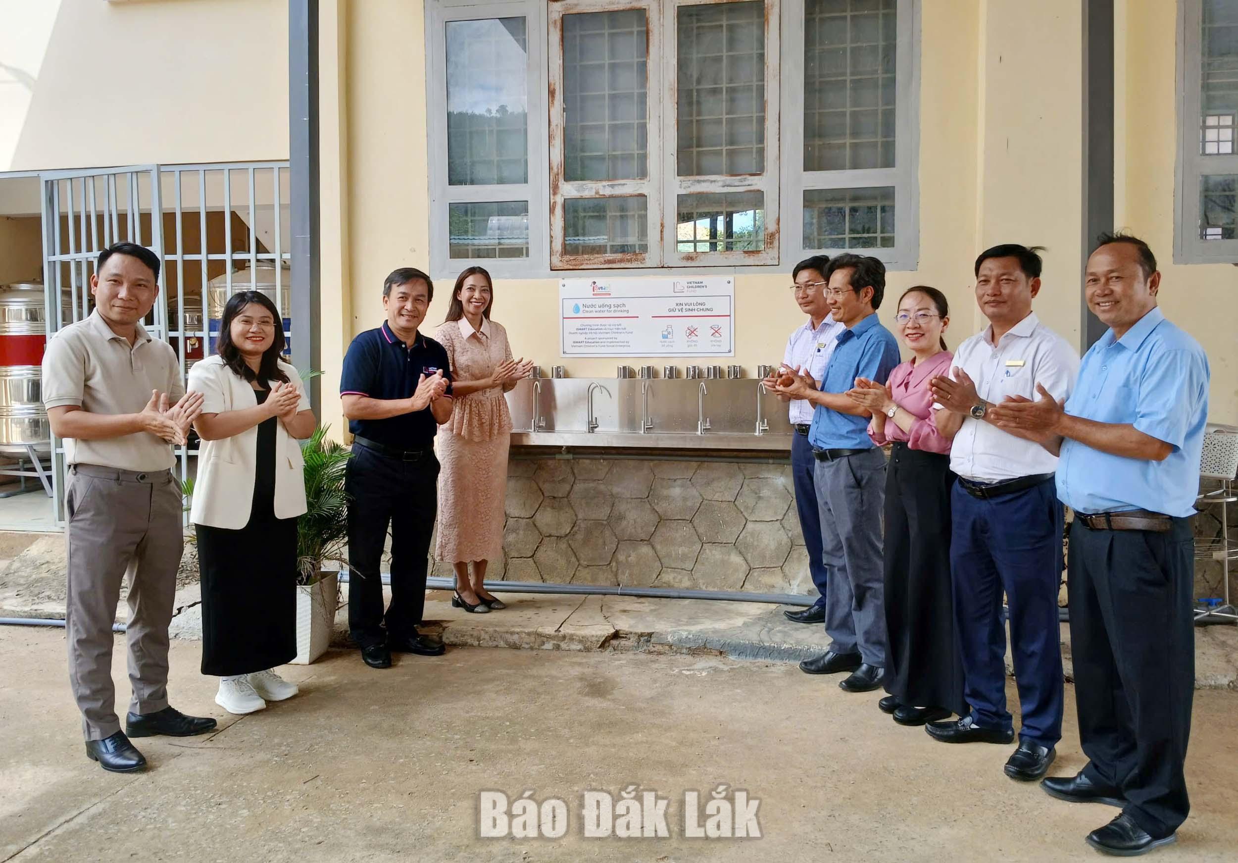 Lãnh đạo các đơn vị khánh thành, bàn giao hệ thống lọc nước cho Trường Tiểu học Ea Bar (xã Cư Pui).