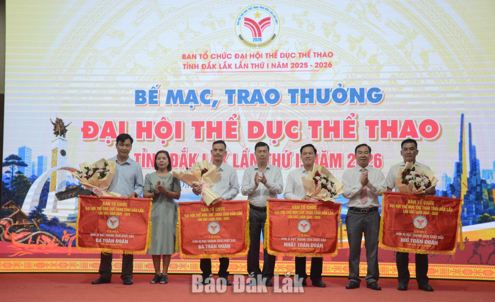 Ban tổ chức trao giải toàn đoàn cho các địa phương, đơn vị đoạt thành tích cao tại Đại hội.