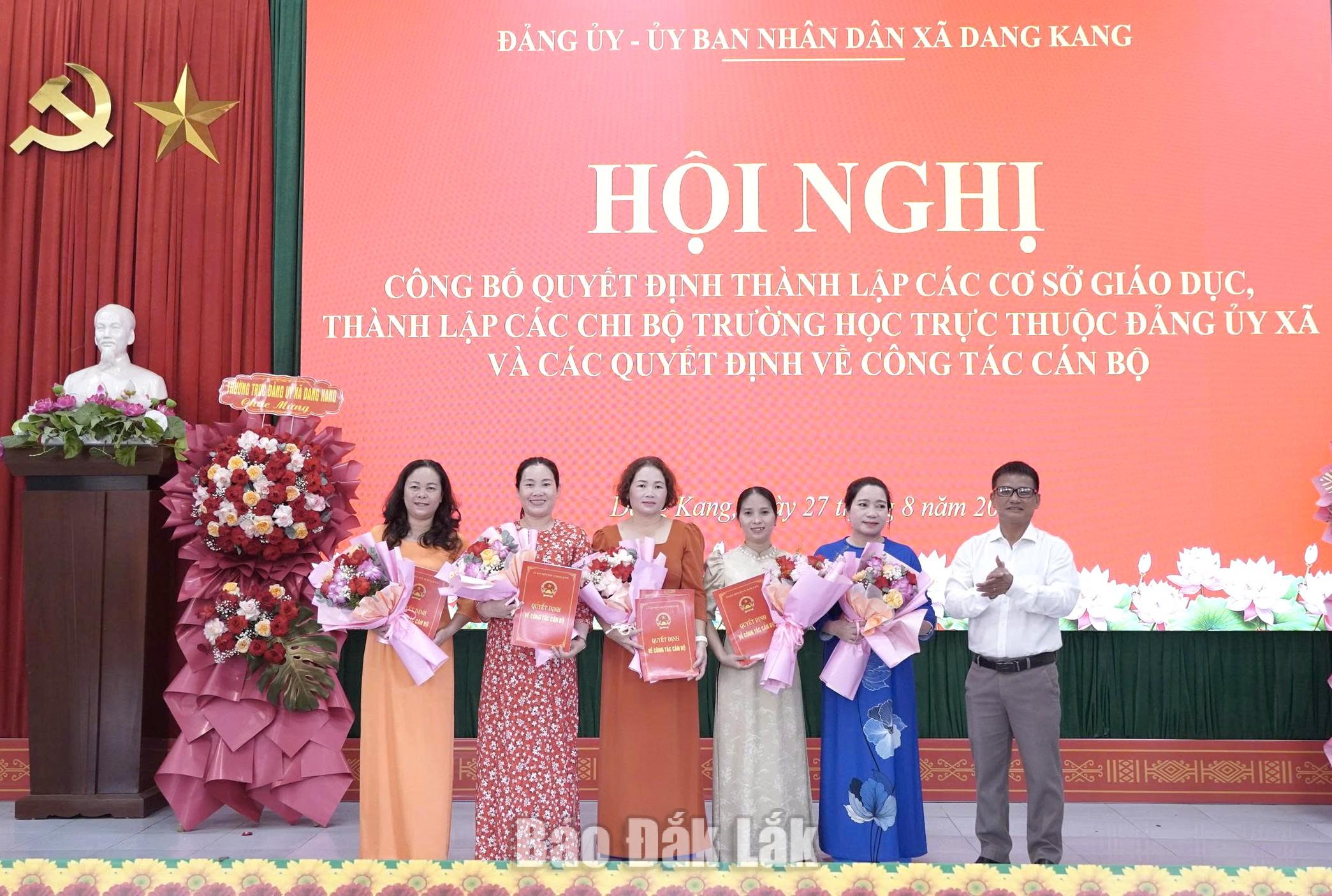 Xã Dang Kang giảm 8 cơ sở giáo dục sau sắp xếp 2 Phó Bí thư Đảng ủy, Chủ tịch UBND xã Dang Kang Y Thức Êban trao quyết định