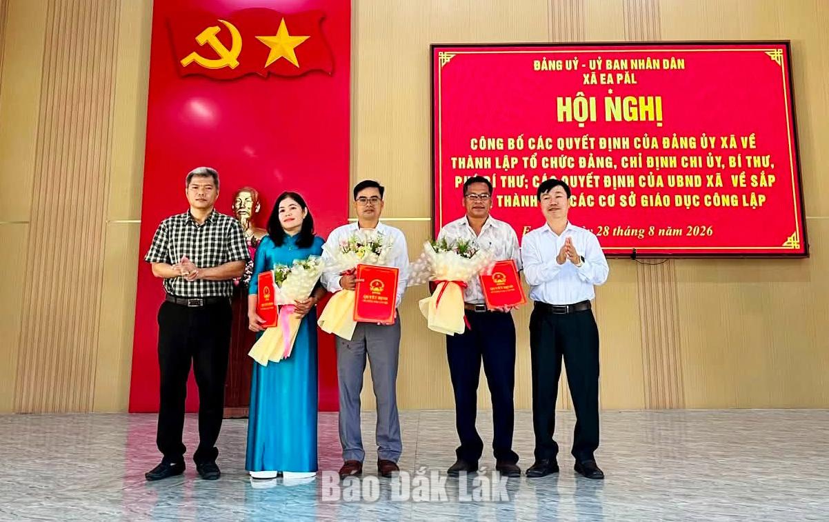 trao quyết định cho hiệu trưởng và phó hiệu trưởng trường th - thcs hoàng diệu