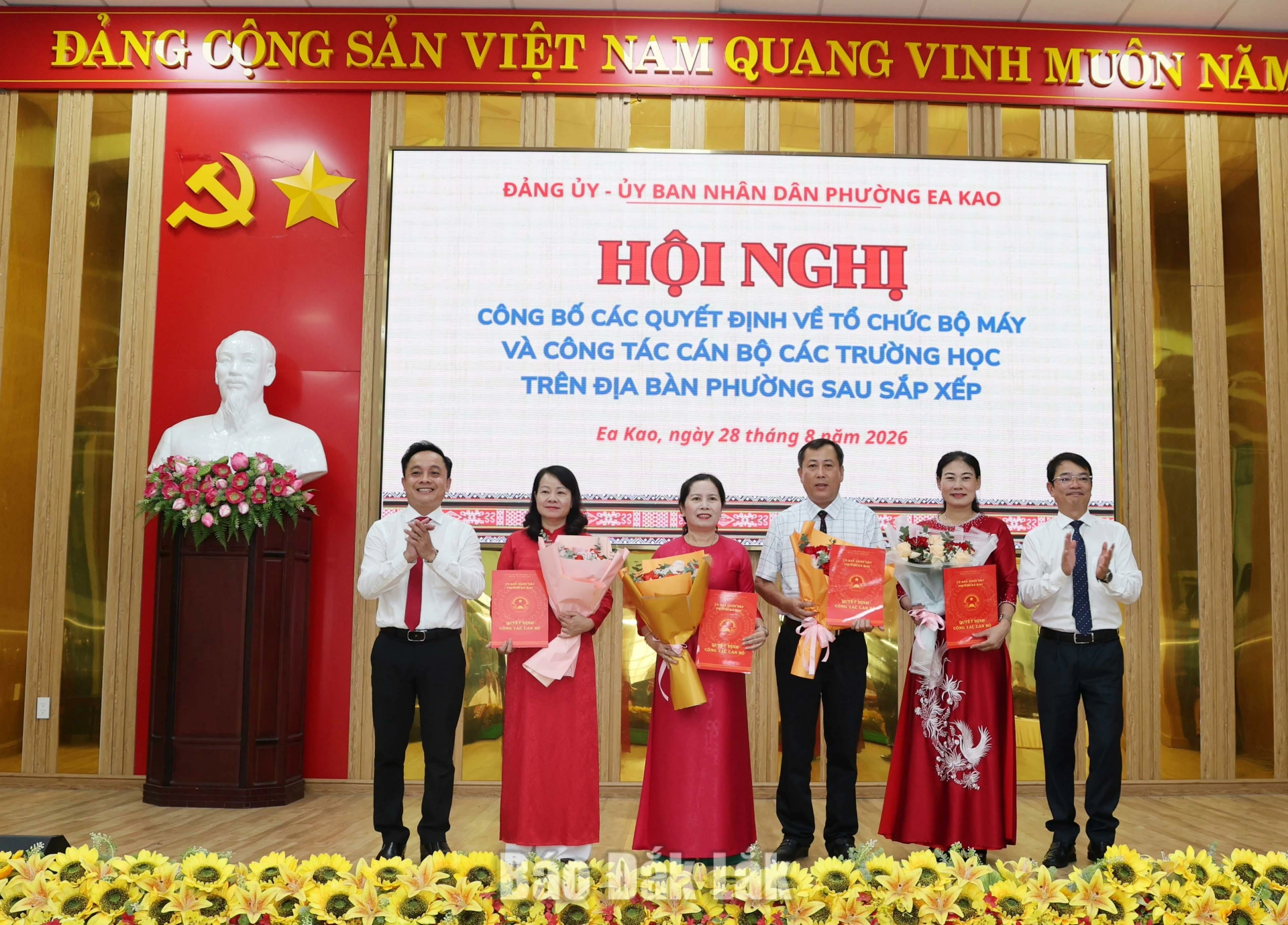 Lãnh đạo phường Ea Kao trao quyết định hiệu trưởng các trường học sau sắp xếp.