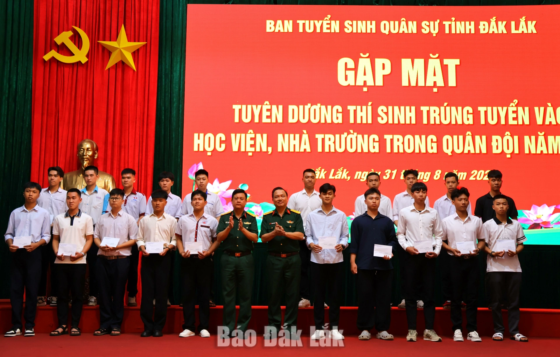Đại tá Nguyễn Văn Hòa, Chỉ huy trưởng Bộ Chỉ huy Quân sự tỉnh và Đại tá Võ Văn Tuấn, Chính ủy Bộ Chỉ huy Quân sự tỉnh tuyên dương, động viên các thí sinh trúng tuyển vào trường Quân đội.