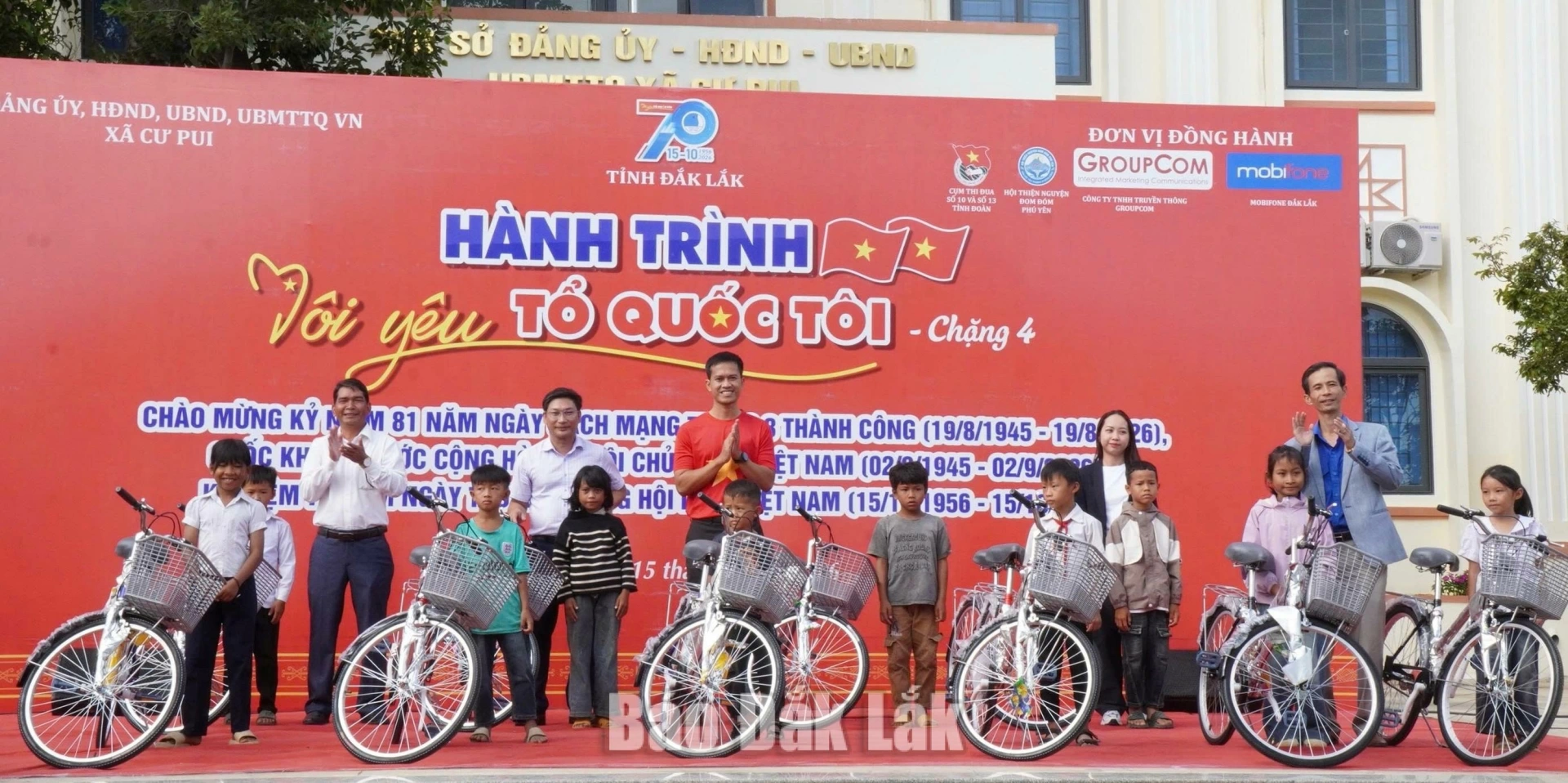 Ban Tổ chức tặng xe đạp cho học sinh