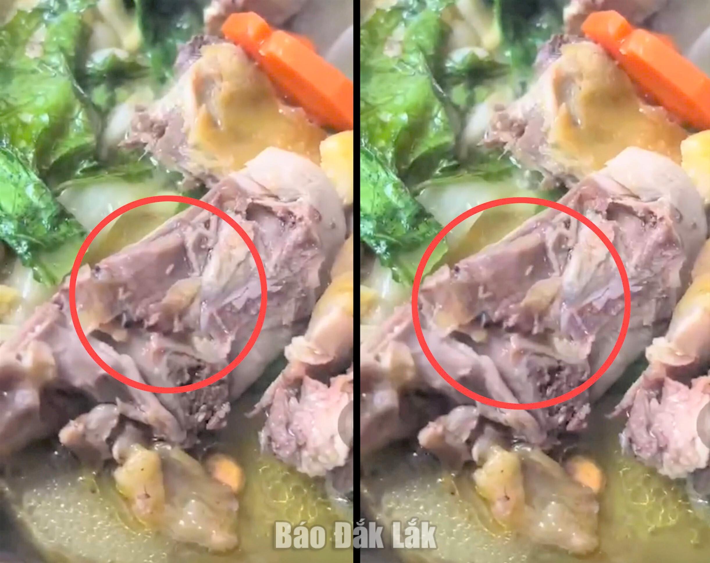 Cơ sở vi phạm an toàn thực phẩm tại xã Ea Ktur bị xử phạt 27 triệu đồng 1 Hình ảnh món gà tại buổi tiệc ở xã Ea Ktur do thực khách ghi lại và đăng tải trên mạng xã hội, sau đó được cơ quan chức năng kiểm tra, xác minh.