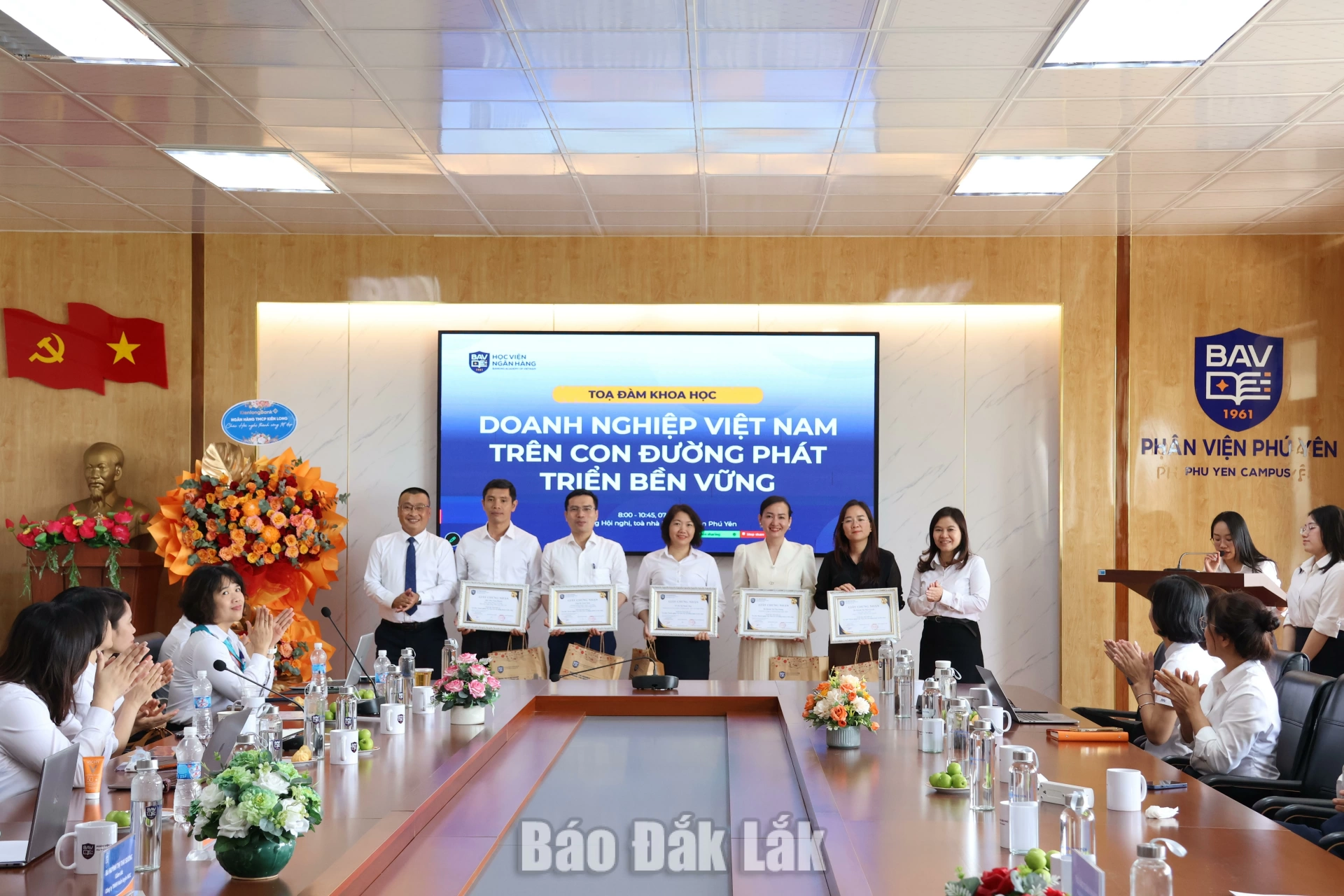 Học viện Ngân hàng - Phân viện Phú Yên trao thư cảm ơn các đại biểu tham gia tọa đàm.