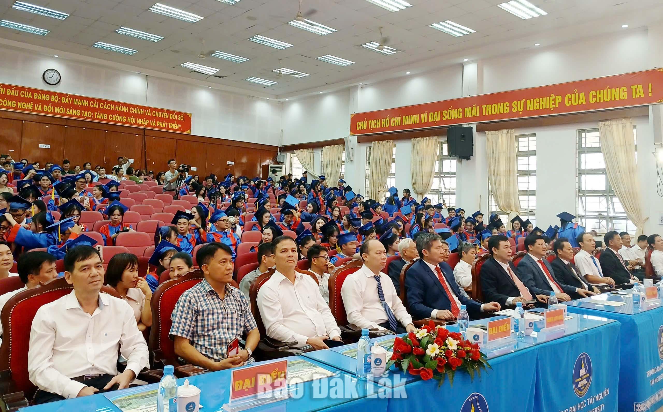 Trường Đại học Tây Nguyên trao bằng tốt nghiệp cho 311 học viên, sinh viên Khoa Y Dược 4 Các đại biểu tham dự lễ tốt nghiệp.