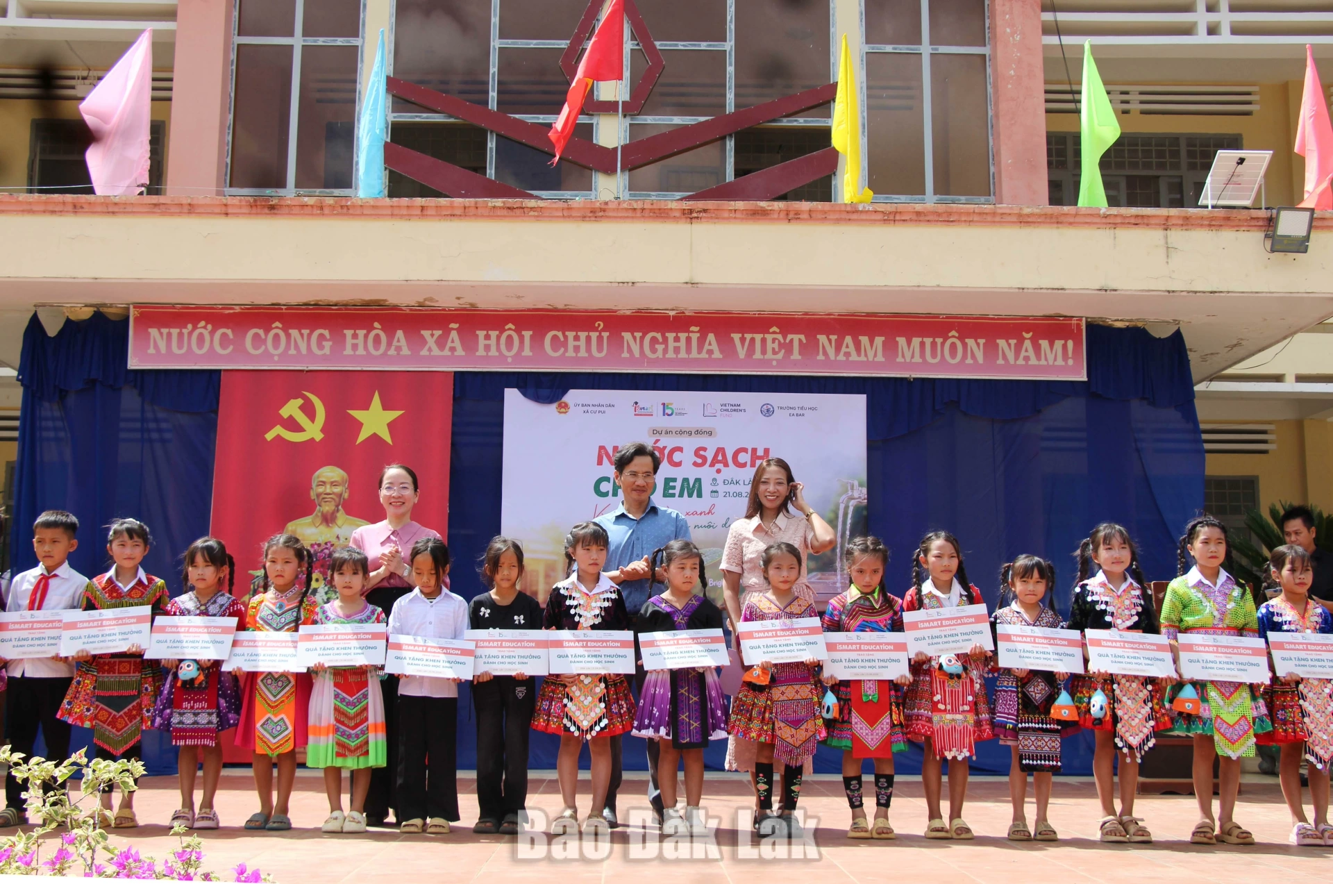 Lãnh đạo các đơn vị trao bảng tượng trung quà cho các học sinh. 