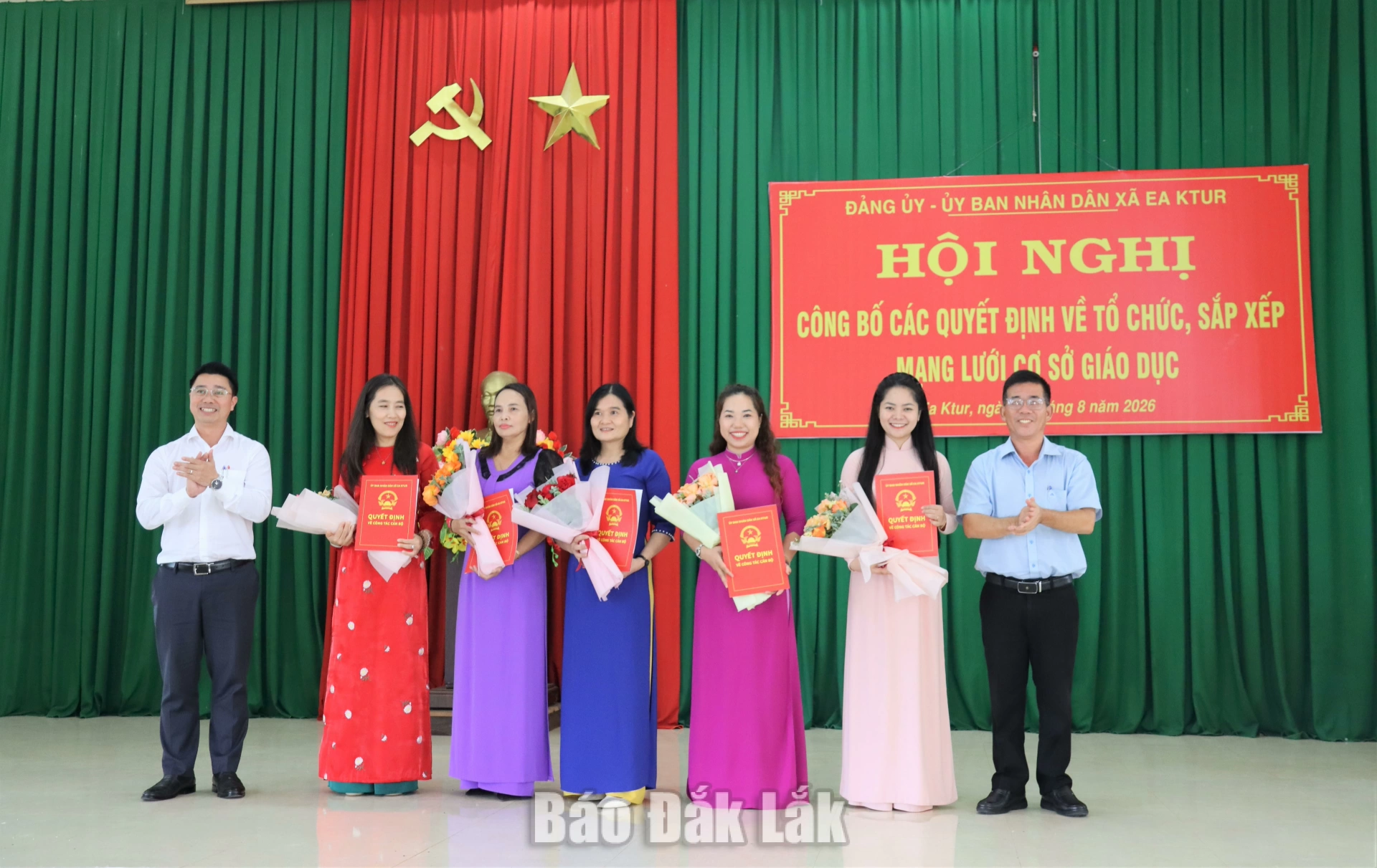 Lãnh đạo xã Ea Ktur trao quyết định về công tác cán bộ sau sắp xếp tại hội nghị.