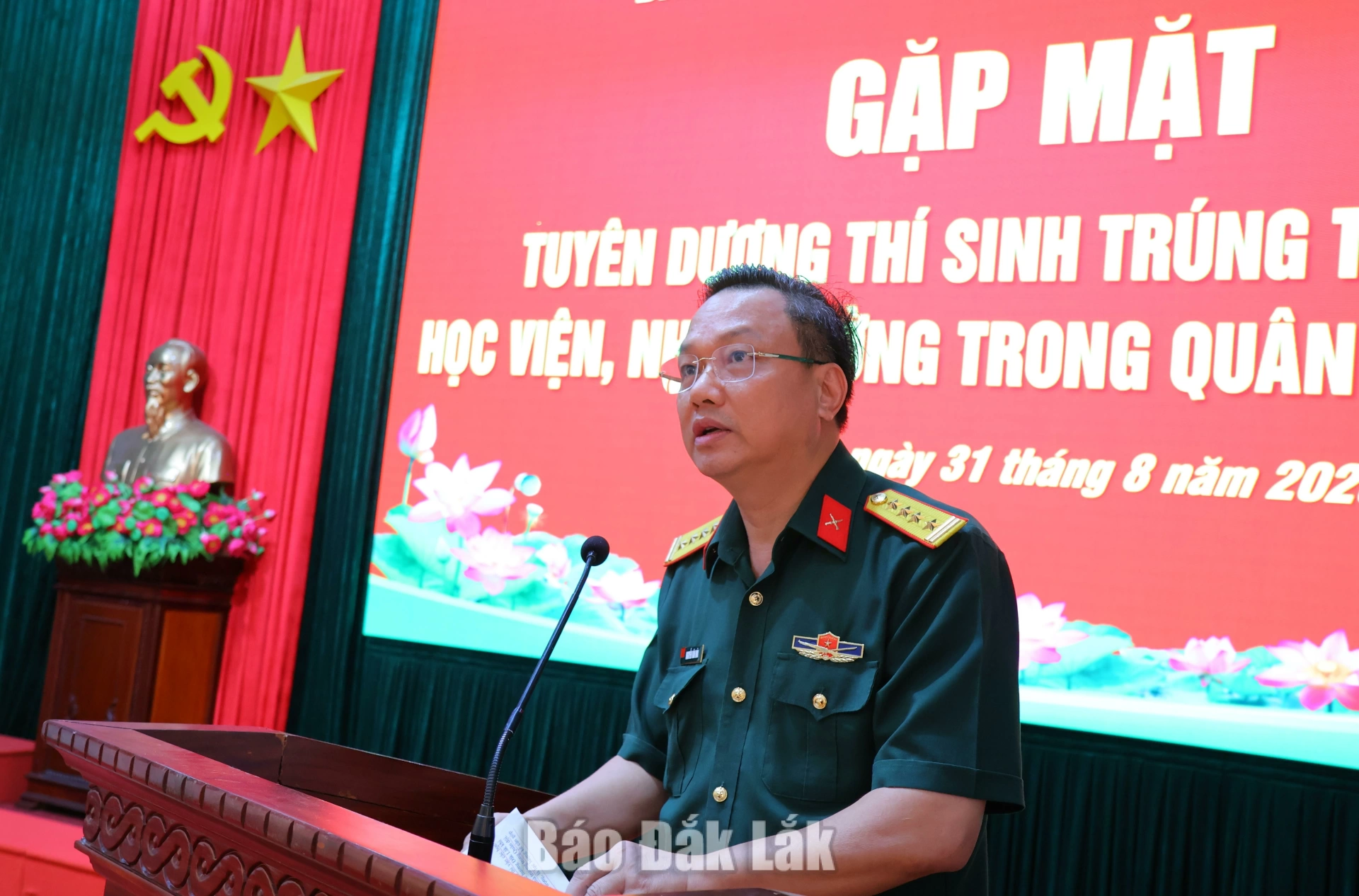 Đại tá Nguyễn Văn Hòa, Ủy viên Ban Thường vụ Tỉnh ủy, Chỉ huy trưởng Bộ Chỉ huy Quân sự tỉnh phát biểu tại buổi gặp mặt.