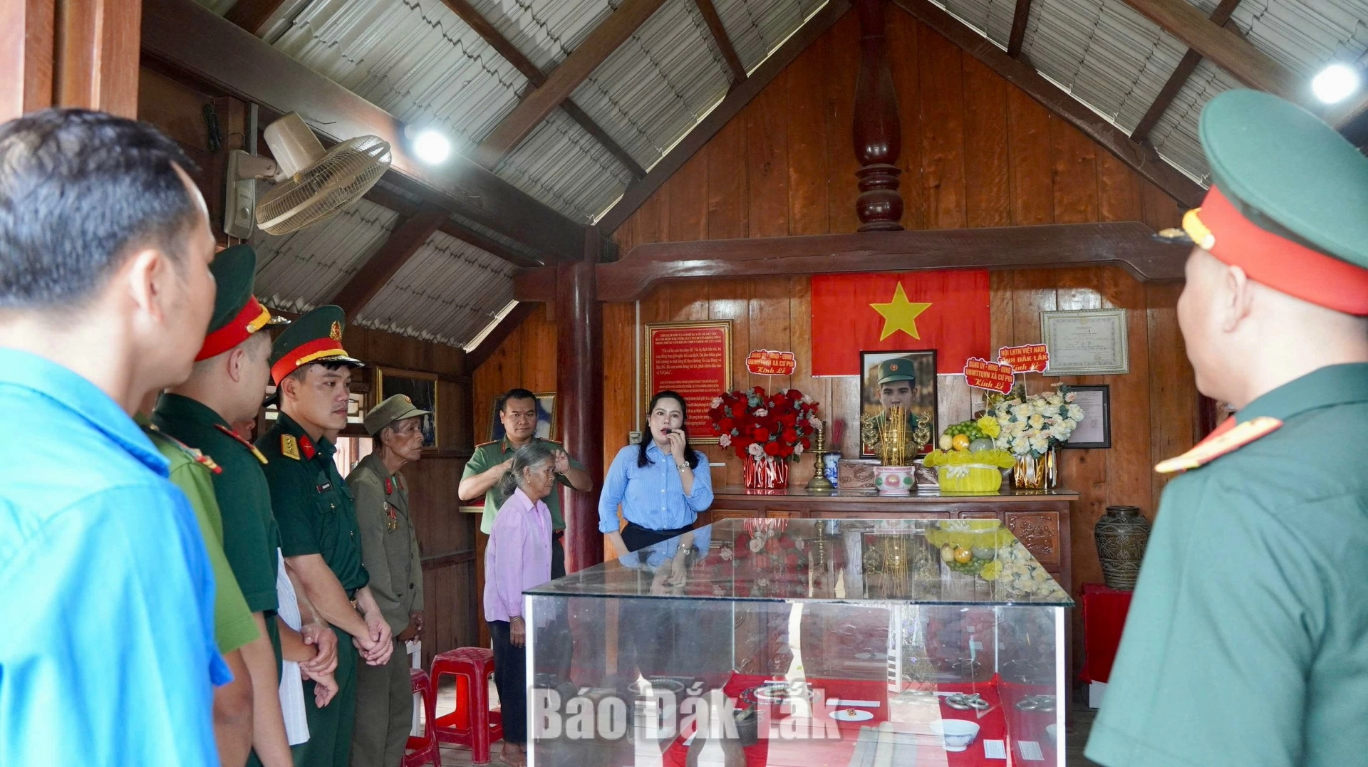 ìm hiểu những kỷ vật, tư liệu gắn với cuộc đời hoạt động cách mạng của liệt sĩ Y Ơn Niê.