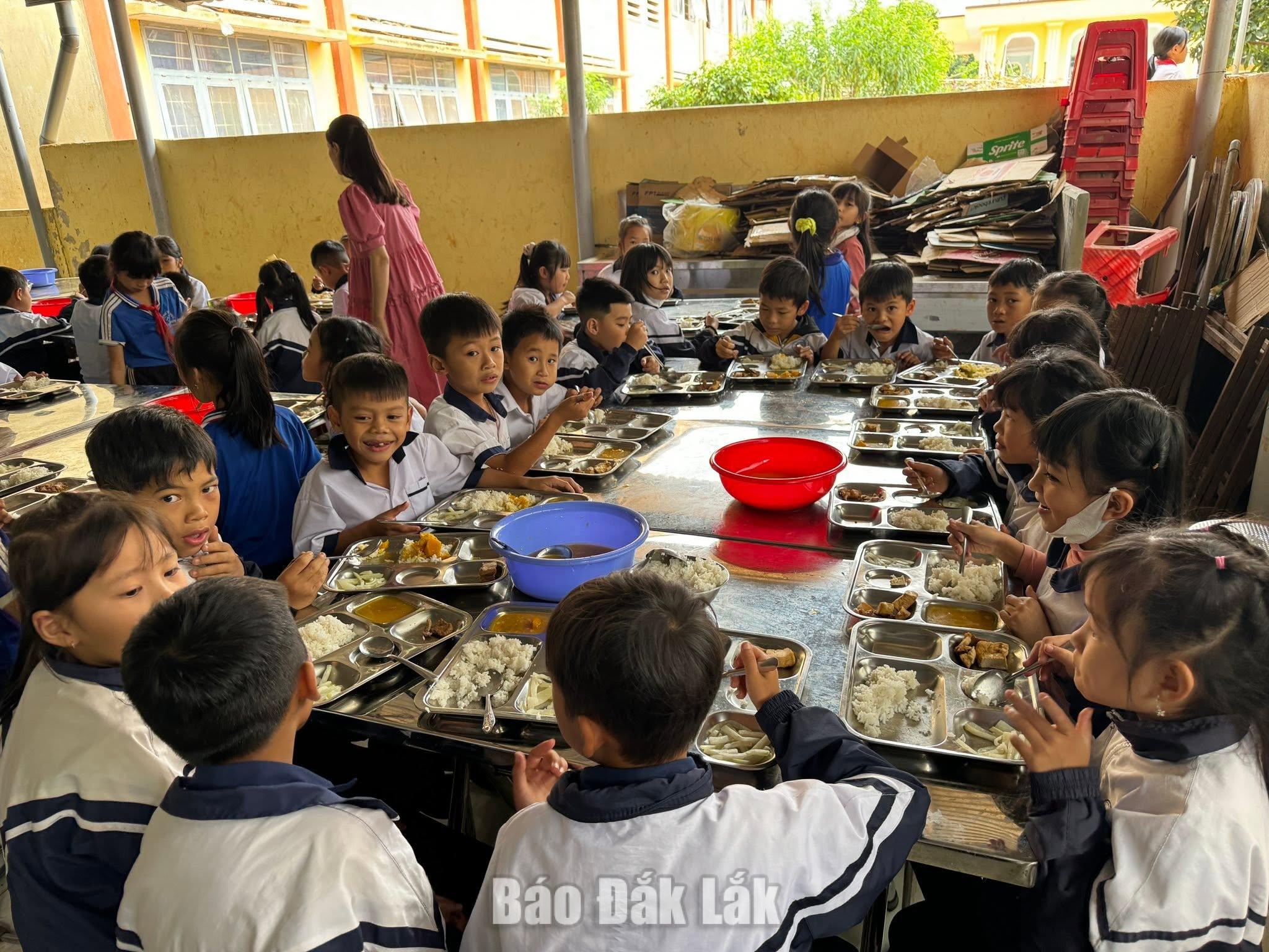 Triển khai Chương trình Bữa ăn dinh dưỡng học đường tại Đắk Lắk 1 Bữa ăn bán trú bảo đảm dinh dưỡng góp phần nâng cao sức khỏe và thể trạng cho học sinh vùng khó khăn.