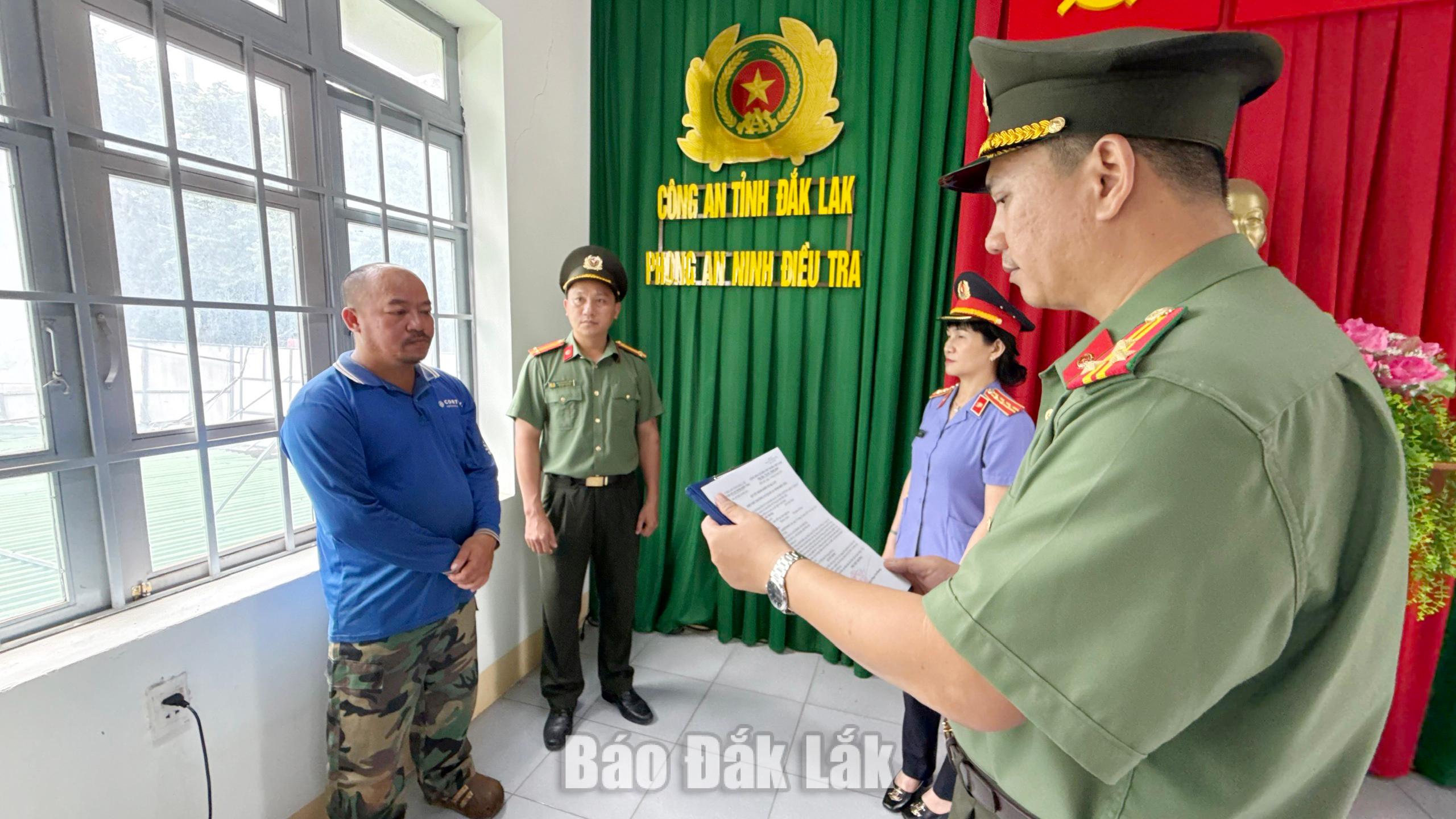Khởi tố đối tượng lợi dụng quyền tự do dân chủ xâm phạm lợi ích Nhà nước 1 Cơ quan chức năng đọc quyết định bắt giữ Hồ Viết Hợi.