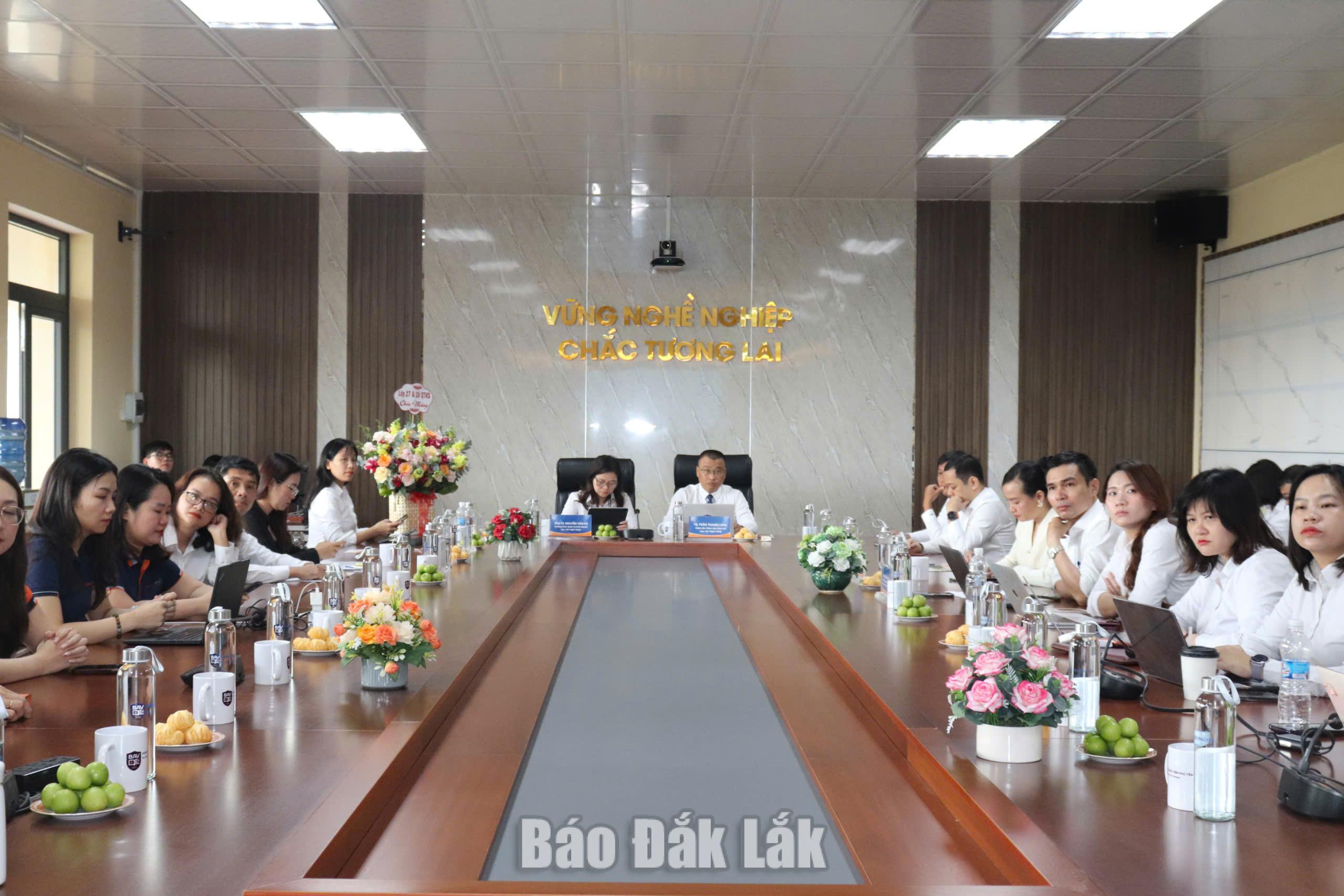 Các đại biểu tham gia tọa đàm.