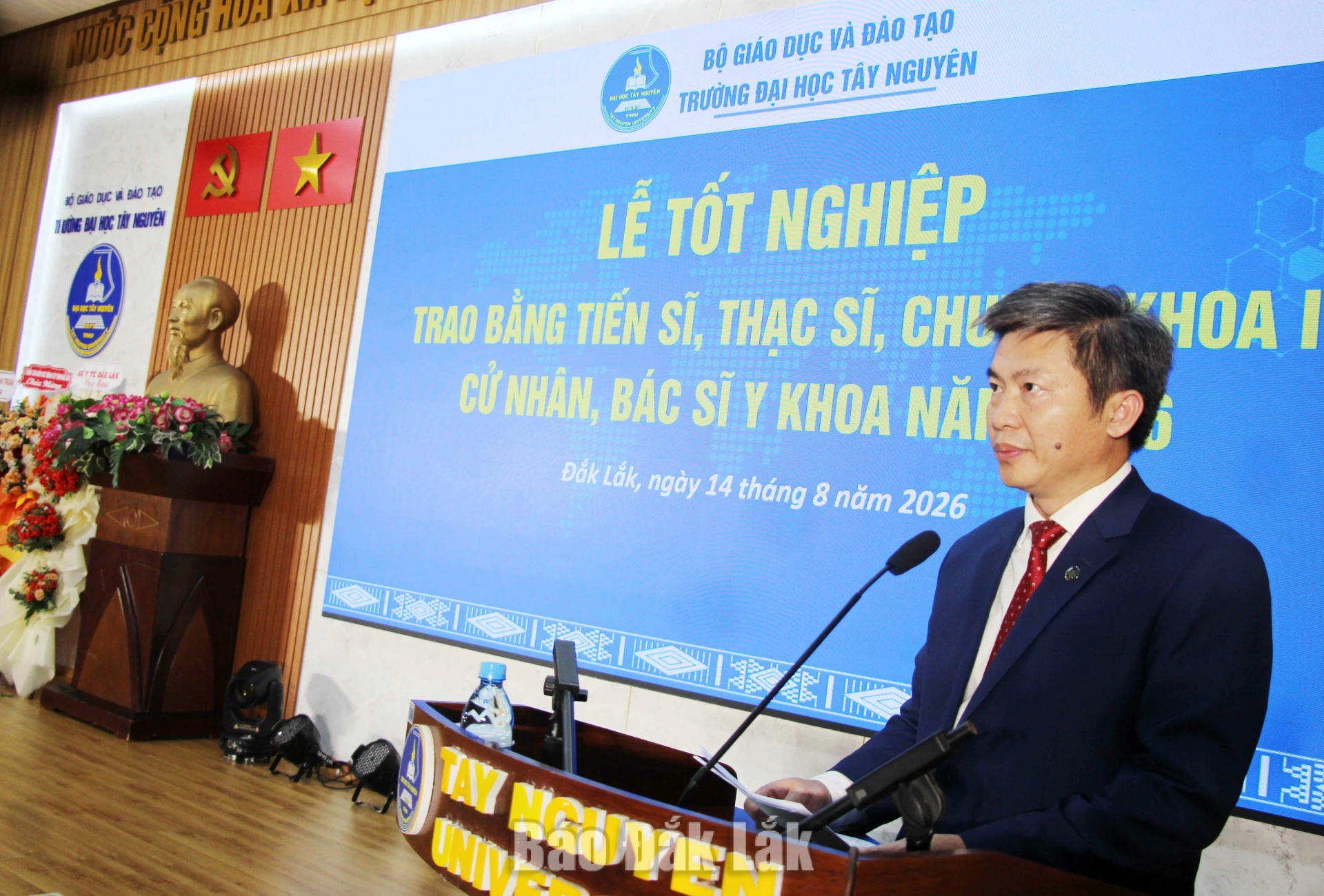 Trường Đại học Tây Nguyên trao bằng tốt nghiệp cho 311 học viên, sinh viên Khoa Y Dược 1 TS. Nguyễn Thanh Trúc, Bí thư Đảng ủy, Hiệu trưởng Trường Đại học Tây Nguyên phát biểu tại buổi lễ.