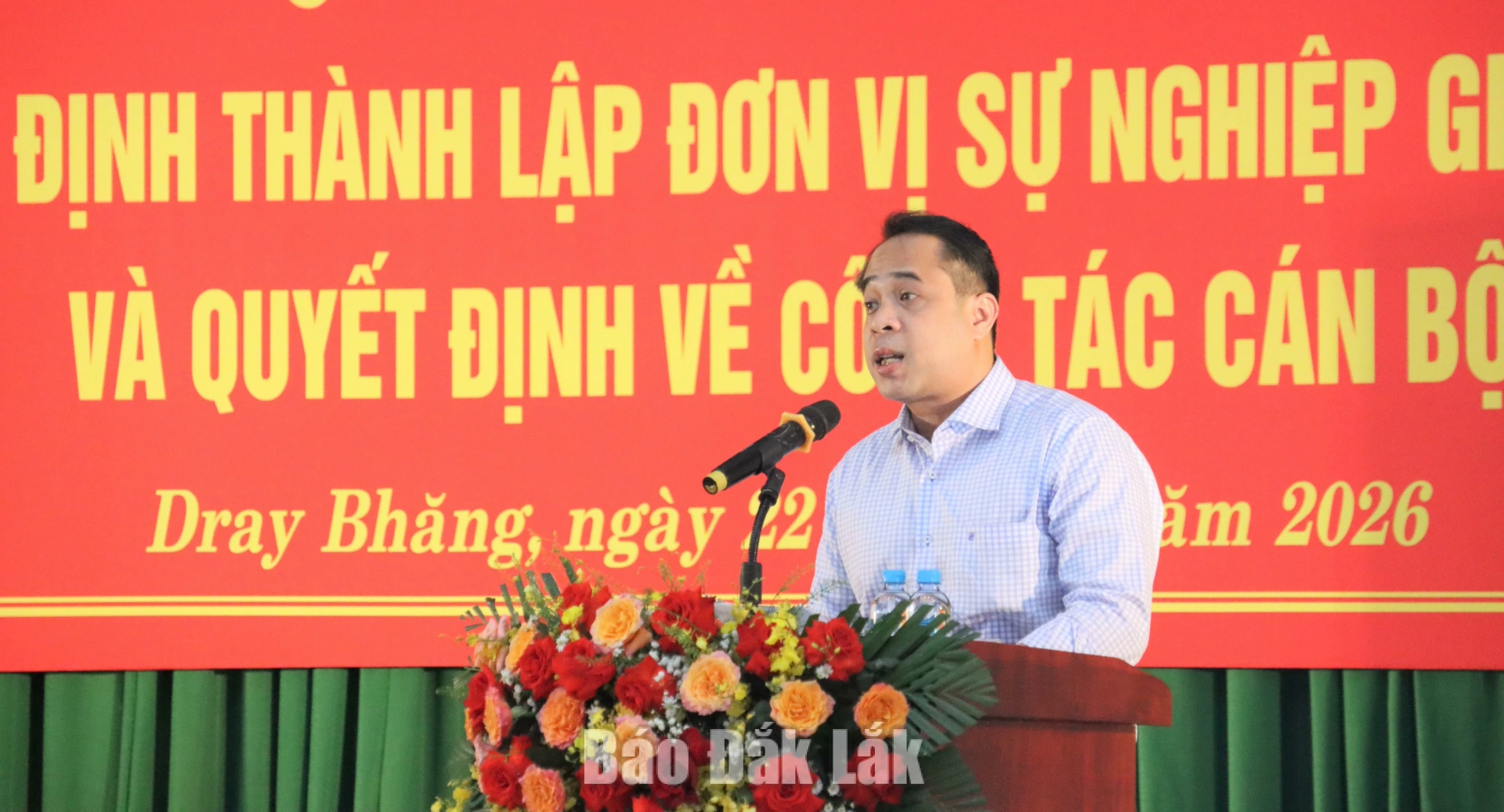 Sau sắp xếp, xã Dray Bhăng còn 8 cơ sở giáo dục công lập, giảm 50% đầu mối 1 Chủ tịch UBND xã Dray Bhăng Niê Knơng Y Sơn phát biểu tại hội nghị.