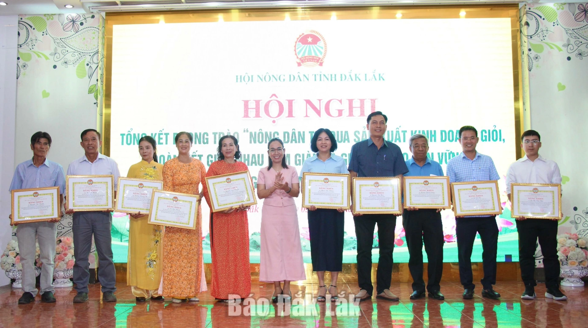 Chủ tịch Hội Nông dân tỉnh H Giang Niê tặng bằng khen cho các cá nhân có thành tích xuất sắc.