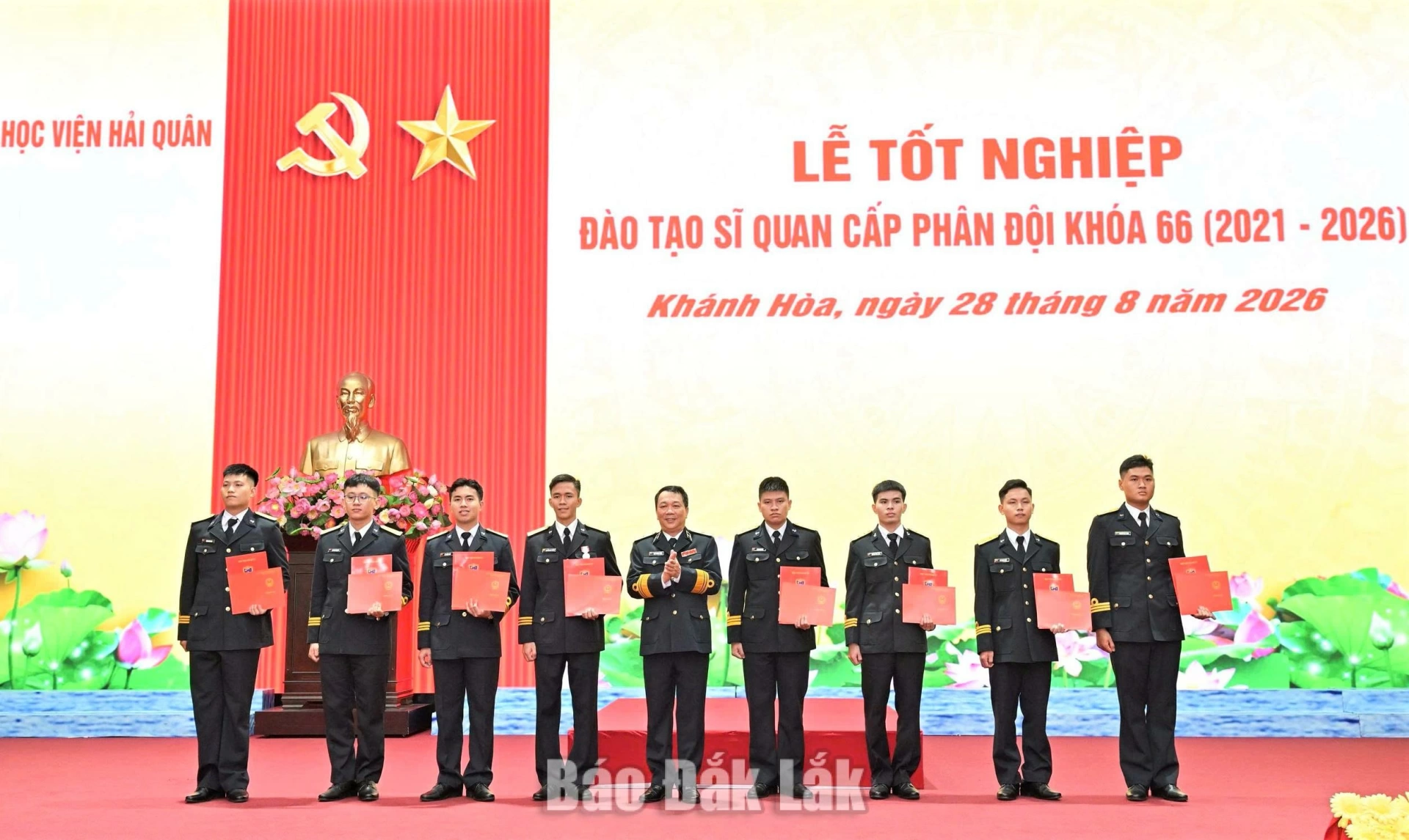 Chuẩn Đô đốc, PGS, TS Ngô Thành Công, Giám đốc Học viện trao bằng tốt nghiệp và danh hiệu học viên giỏi toàn khóa.