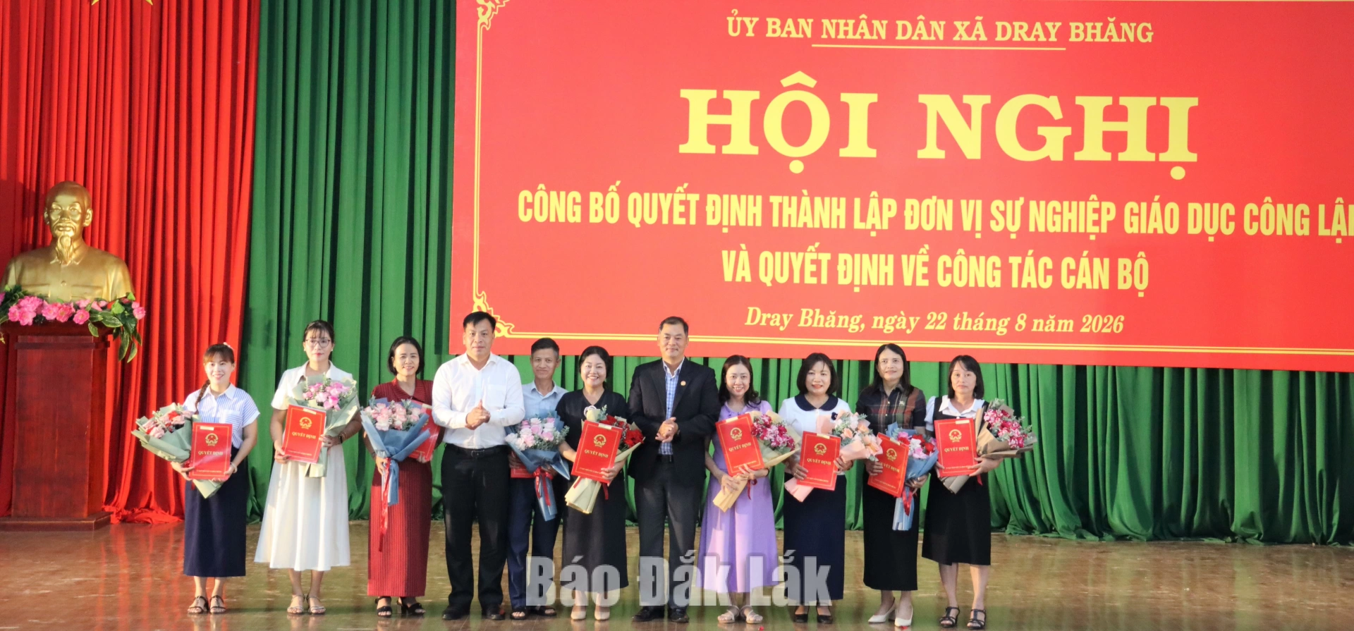 Sau sắp xếp, xã Dray Bhăng còn 8 cơ sở giáo dục công lập, giảm 50% đầu mối 3 Trao Quyết định thành laajo đơn vị sự nghiệp giáo dục trên địa bàn xã Dray Bhăng.