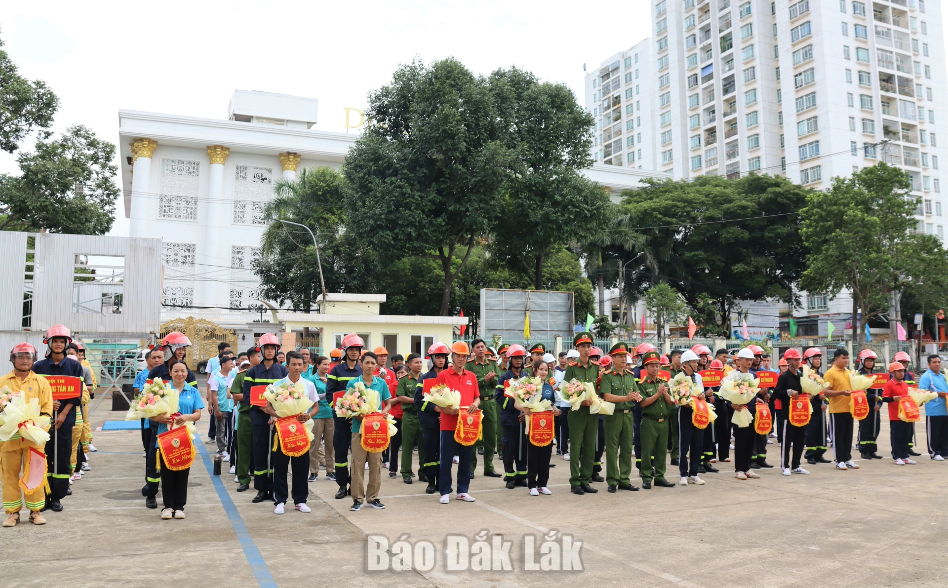 Đội thi phường Ea Kao đoạt giải Nhất toàn đoàn Hội thi nghiệp vụ chữa cháy và cứu nạn, cứu hộ cụm Khu vực 1 1 Ban Tổ chức tặng cờ lưu niệm cho các đội dự thi.