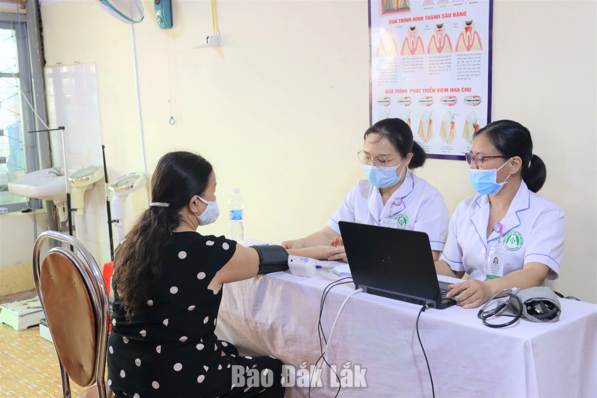 Người cao tuổi phường Ea Kao được thăm khám sức khỏe miễn phí, góp phần phát hiện sớm các vấn đề sức khỏe và chủ động phòng ngừa bệnh tật.