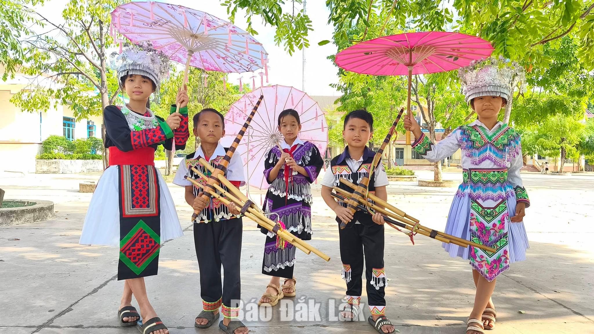 Thanh Nhàn và các bạn kể câu chuyện văn hóa H’Mông qua những khung hình đầy màu sắc.