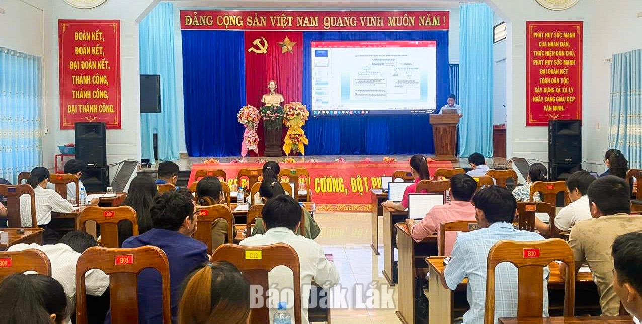 quang cảnh Hội nghị Kê khai đăng ký đất đai đối với các thửa đất chưa có dữ liệu” tại xã Ea Ly