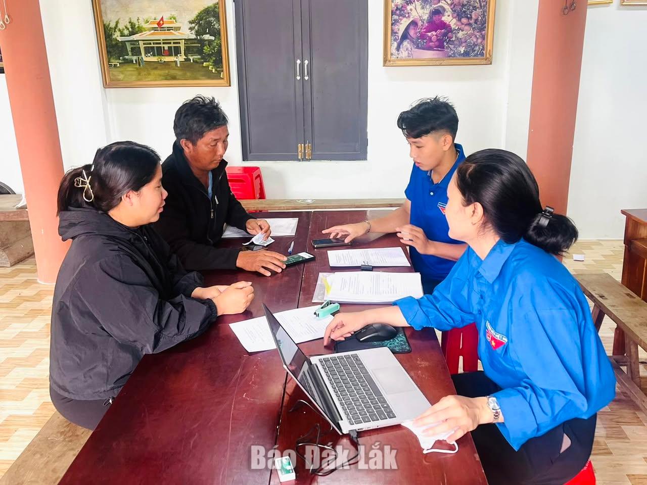Triển khai Chiến dịch 44 ngày đêm “Thanh niên tiên phong chuyển đổi số” 2 Đoàn viên, thanh niên hỗ trợ người dân thực hiện thủ tục hành chính trên môi trường số.