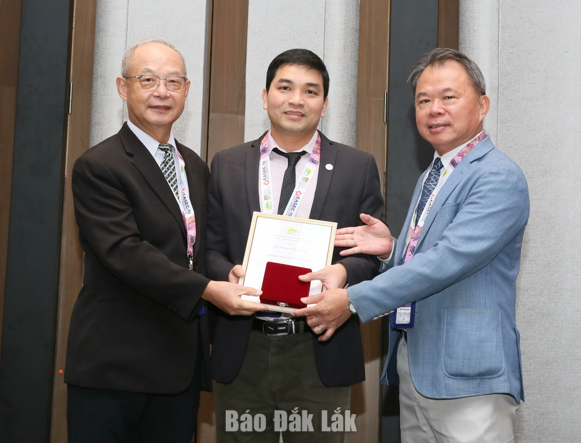 Từ cậu học trò vùng quê đến nhà khoa học tốp 2% thế giới 1 PGS.TS. Phạm Minh Thông (giữa) nhận Giải thưởng Nishino danh giá trong khuôn khổ Hội nghị Đông Á - Thái Bình Dương về Kỹ thuật kết cấu và Xây dựng (EASEC). Ảnh: NVCC
