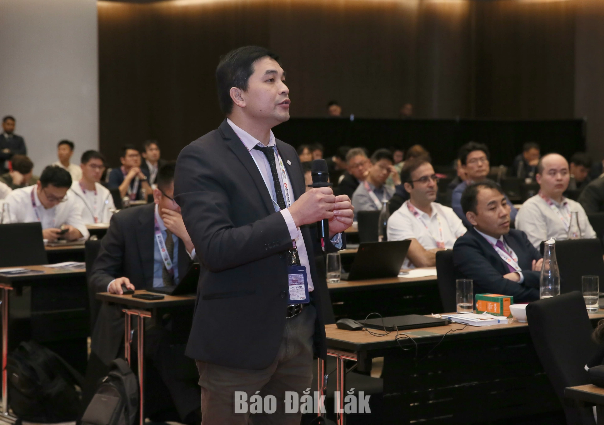 Từ cậu học trò vùng quê đến nhà khoa học tốp 2% thế giới 2 PGS.TS. Phạm Minh Thông trình bày tham luận chính tại hội thảo khoa học tổ chức ở Đại học UTT, Hà Nội. Ảnh: NVCC