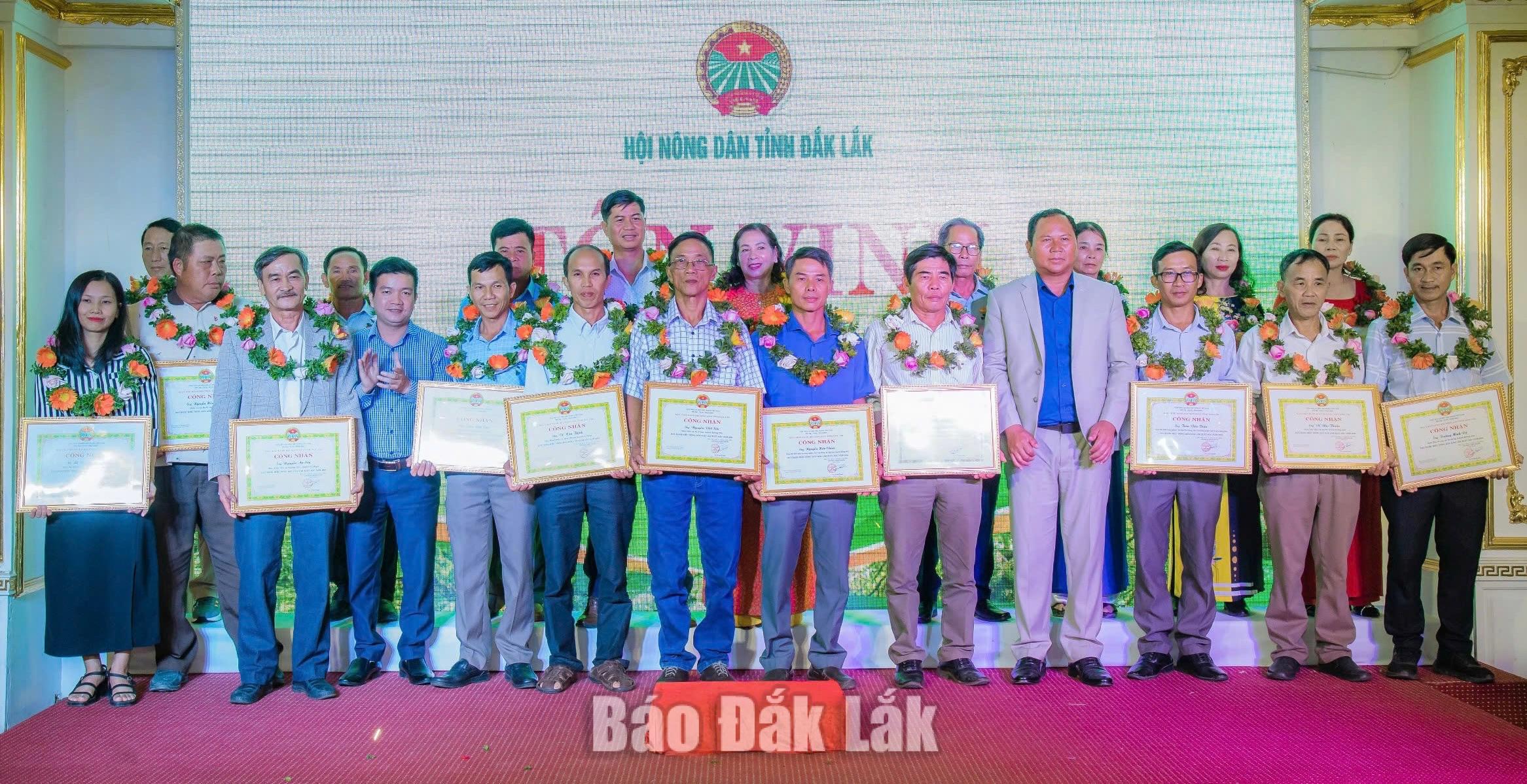 Nông dân thời đại mới trên hành trình làm giàu 3 Các nông dân tiêu biểu được vinh danh vì những thành tích xuất sắc trong lao động, sản xuất và kinh doanh.