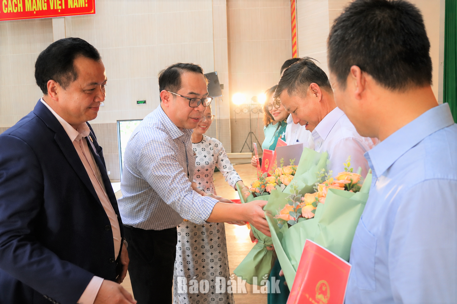 Sau sắp xếp, xã Dray Bhăng còn 8 cơ sở giáo dục công lập, giảm 50% đầu mối 2 Lãnh đạo xã Dray Bhăng trao quyết định bổ nhiệm cán bộ quản lý các đơn vị giáo dục sau sắp xếp.