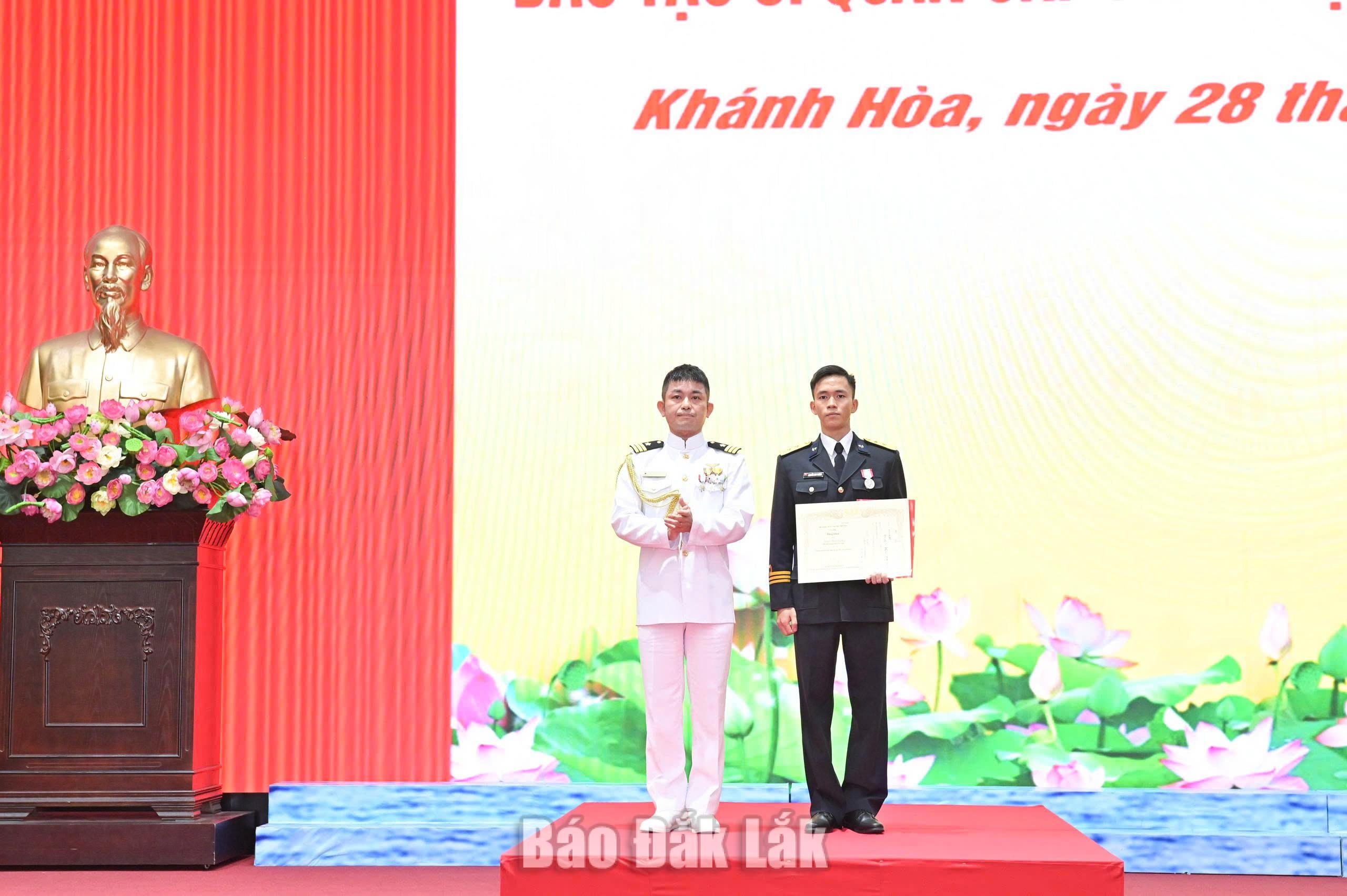 Phó Tùy viên Quốc phòng Nhật Bản tại Việt Nam trao huân chương và bằng khen của Lực lượng Tự vệ trên biển Nhật Bản cho học viên Nguyễn Duy Hưởng.