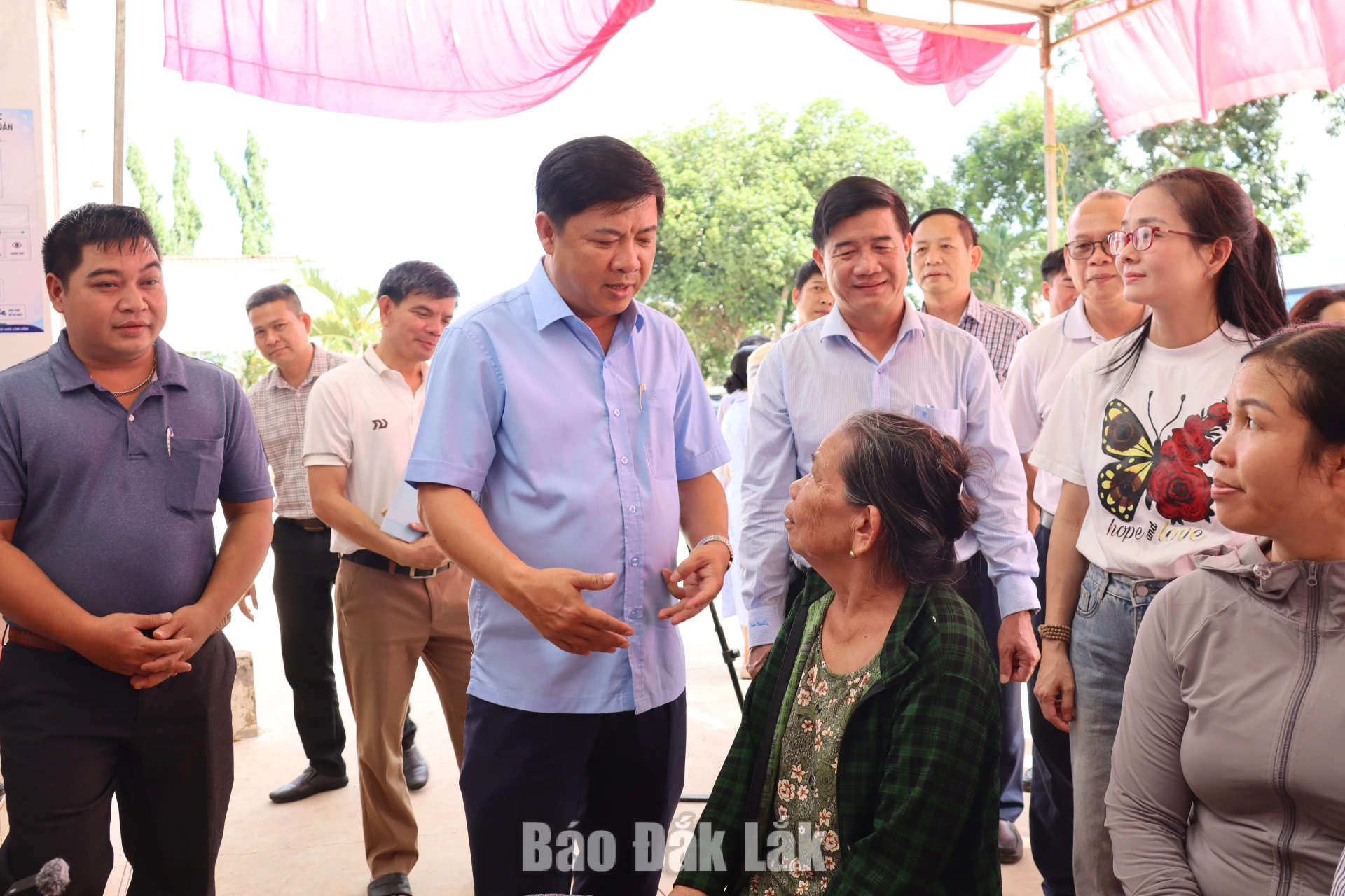 Ủy viên Trung ương Đảng, Bí thư Tỉnh ủy, Chủ tịch HĐND tỉnh Lương Nguyễn Minh Triết thăm hỏi, động viên người dân tham gia khám sức khỏe tại xã Ea Ktur.