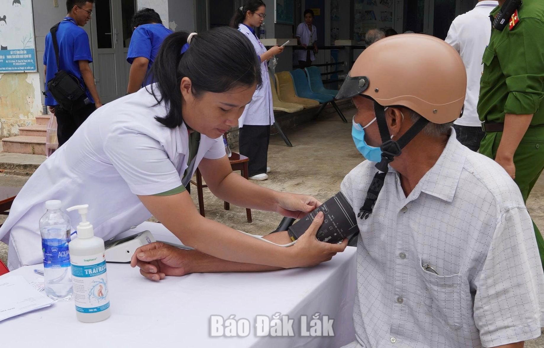 Bác sĩ khám bệnh cho người dân.