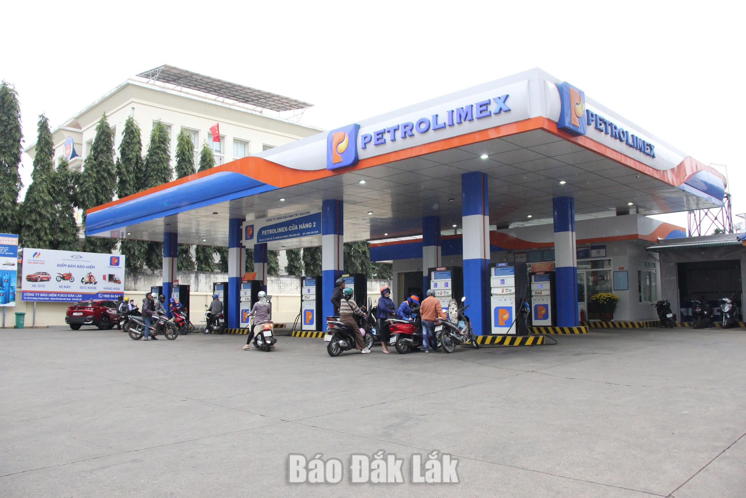 Khách mua xăng tại Cửa hàng xăng dầu số 2 (phường Buôn Ma Thuột) thuộc Công ty TNHH MTV Petrolimex Đắk Lắk. 