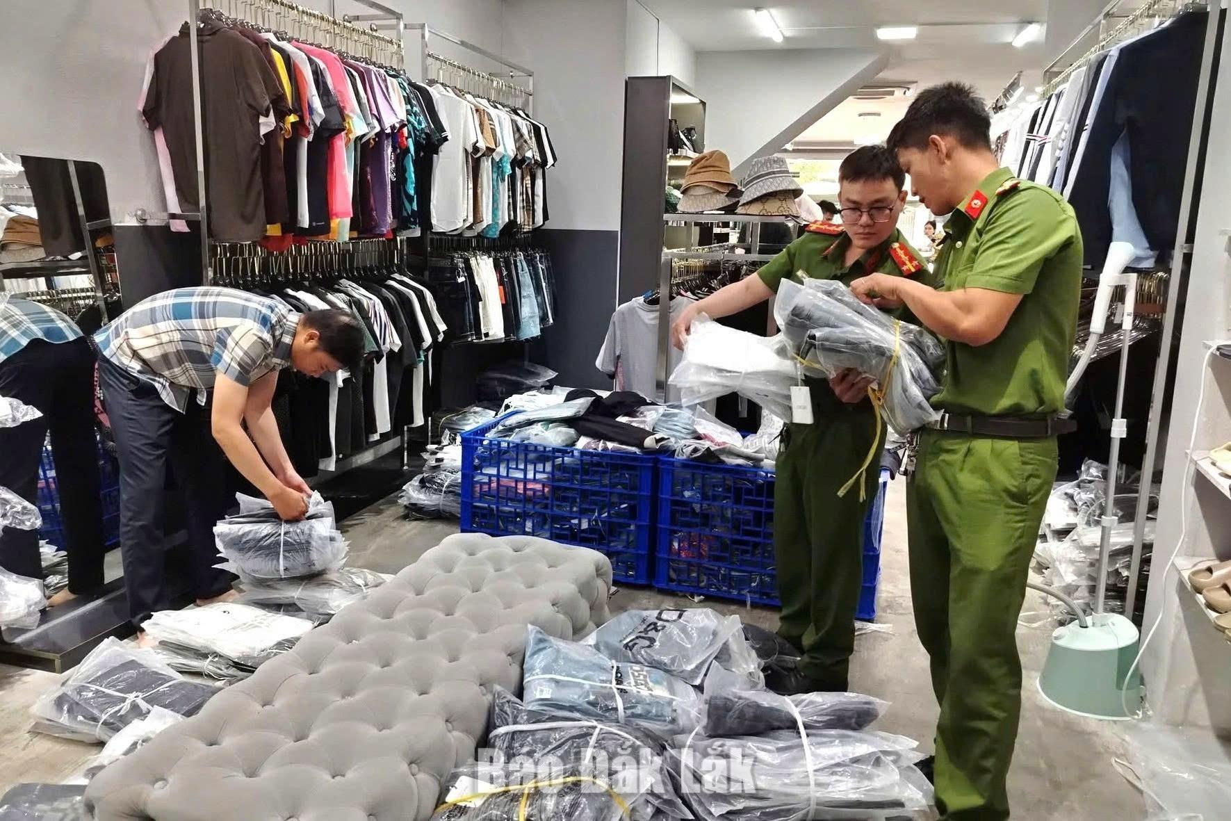 Cán bộ  Phòng Cảnh  sát Kinh  tế Công an tỉnh kiểm kê số  sản phẩm nhái  nhãn hiệu tại cửa hàng TN Luxury (số 95 Nguyễn Trãi, phường Tuy Hòa).