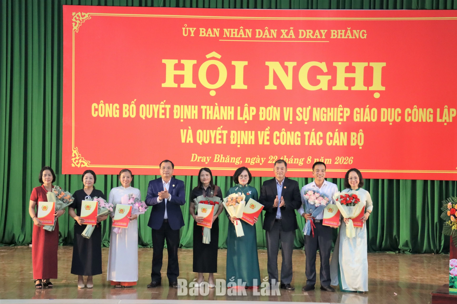 Sau sắp xếp, xã Dray Bhăng còn 8 cơ sở giáo dục công lập, giảm 50% đầu mối 4 Lãnh đạo xã Dray Bhăng trao quyết định thành lập chi bộ và các quyết định chỉ định Bí thư, Phó Bí thư, cấp ủy viên các chi bộ trường học sau sắp xếp.