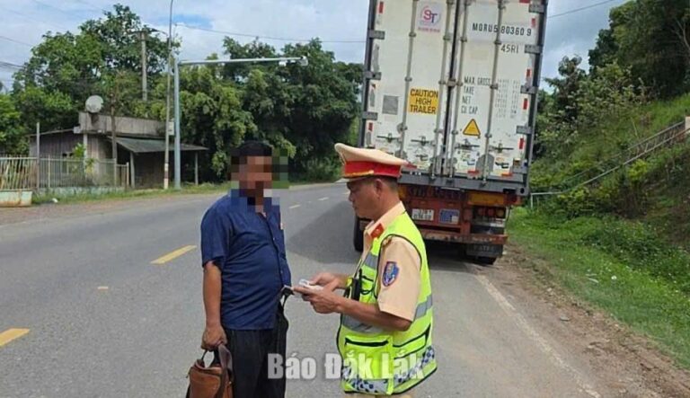 CSGT Đắk Lắk liên tiếp phát hiện tài xế xe đầu kéo dương tính với ma túy