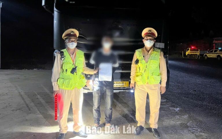 Cảnh sát giao thông Đắk Lắk phát hiện tài xế xe đầu kéo dương tính với 2 loại ma túy
