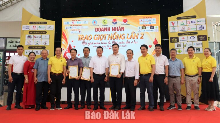 Chương trình “Doanh nhân trao giọt hồng” lần 2 tiếp nhận hơn 300 đơn vị máu