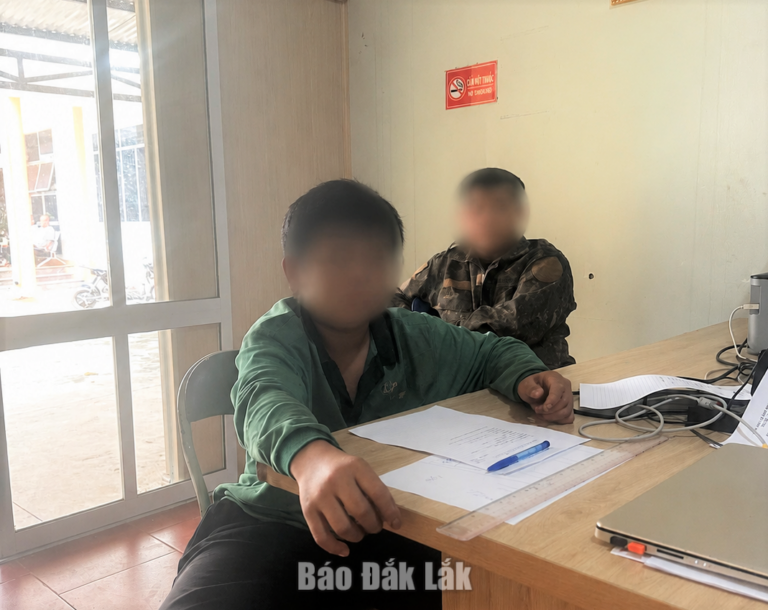 Công an xã Ea Ktur xác minh vụ ném đất, đá vào ô tô đang lưu thông