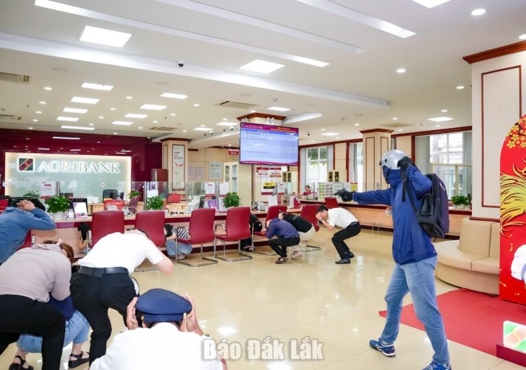 Diễn tập xử lý tình huống và báo tin tội phạm cướp tài sản tại ngân hàng